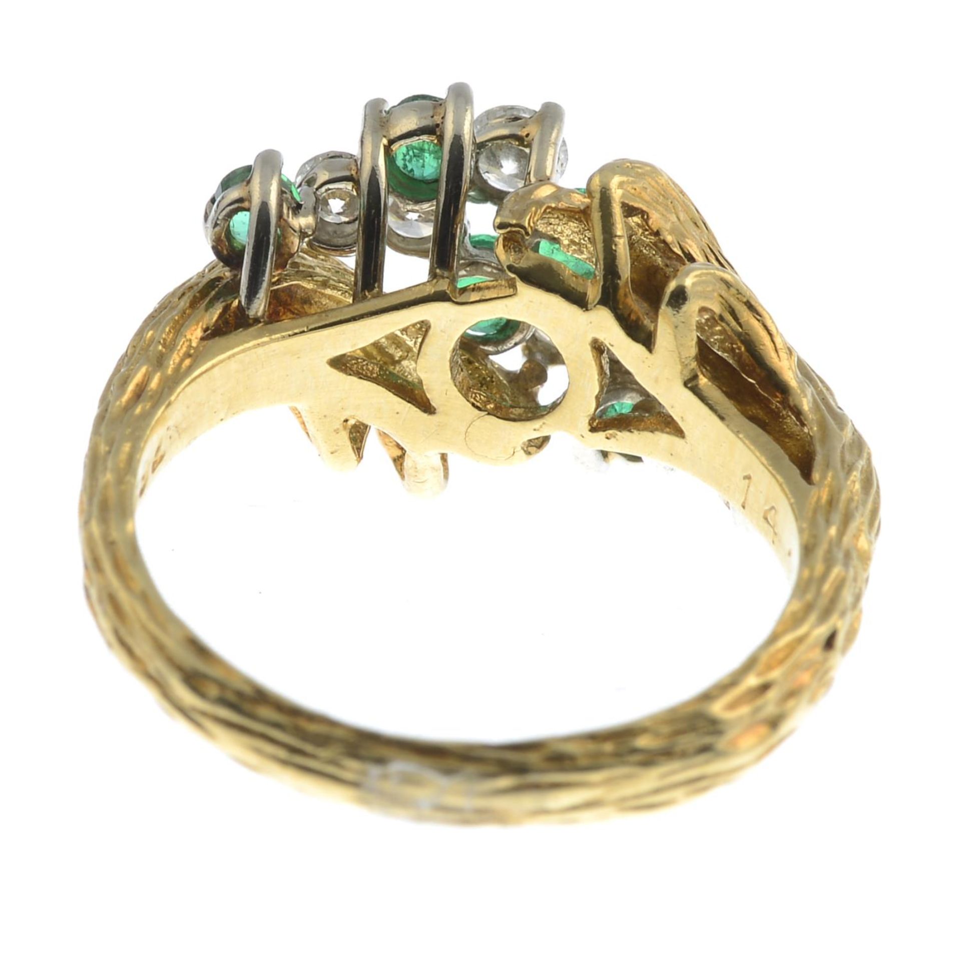 A brilliant-cut diamond and circular-shape emerald dress ring.Estimated total diamond weight - Bild 2 aus 3