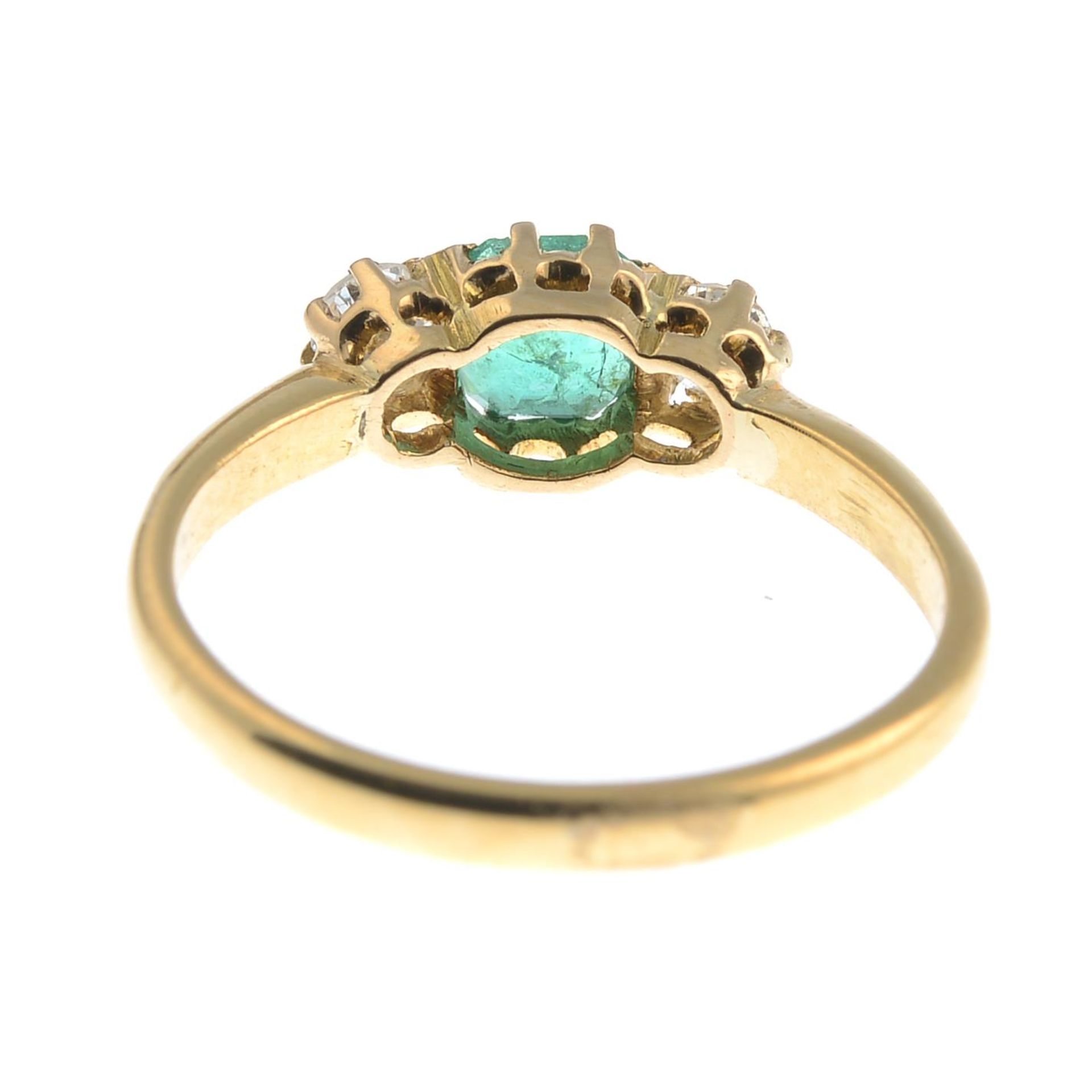 An emerald and brilliant-cut diamond three-stone ring.Emerald calculated weight 0.22ct, - Bild 2 aus 3