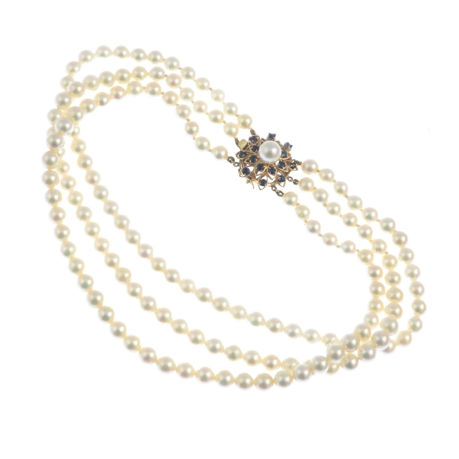 A cultured pearl three-row necklace, with sapphire and cultured pearl cluster clasp. - Bild 2 aus 3