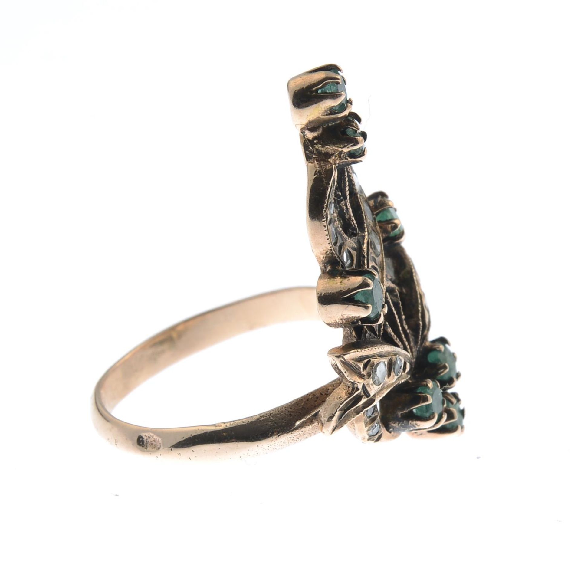 A circular-shape emerald and rose-cut diamond dress ring.Ring size N1/2. - Bild 3 aus 3