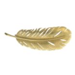 A textured feather brooch.Stamped 750.Length 6.1cms.