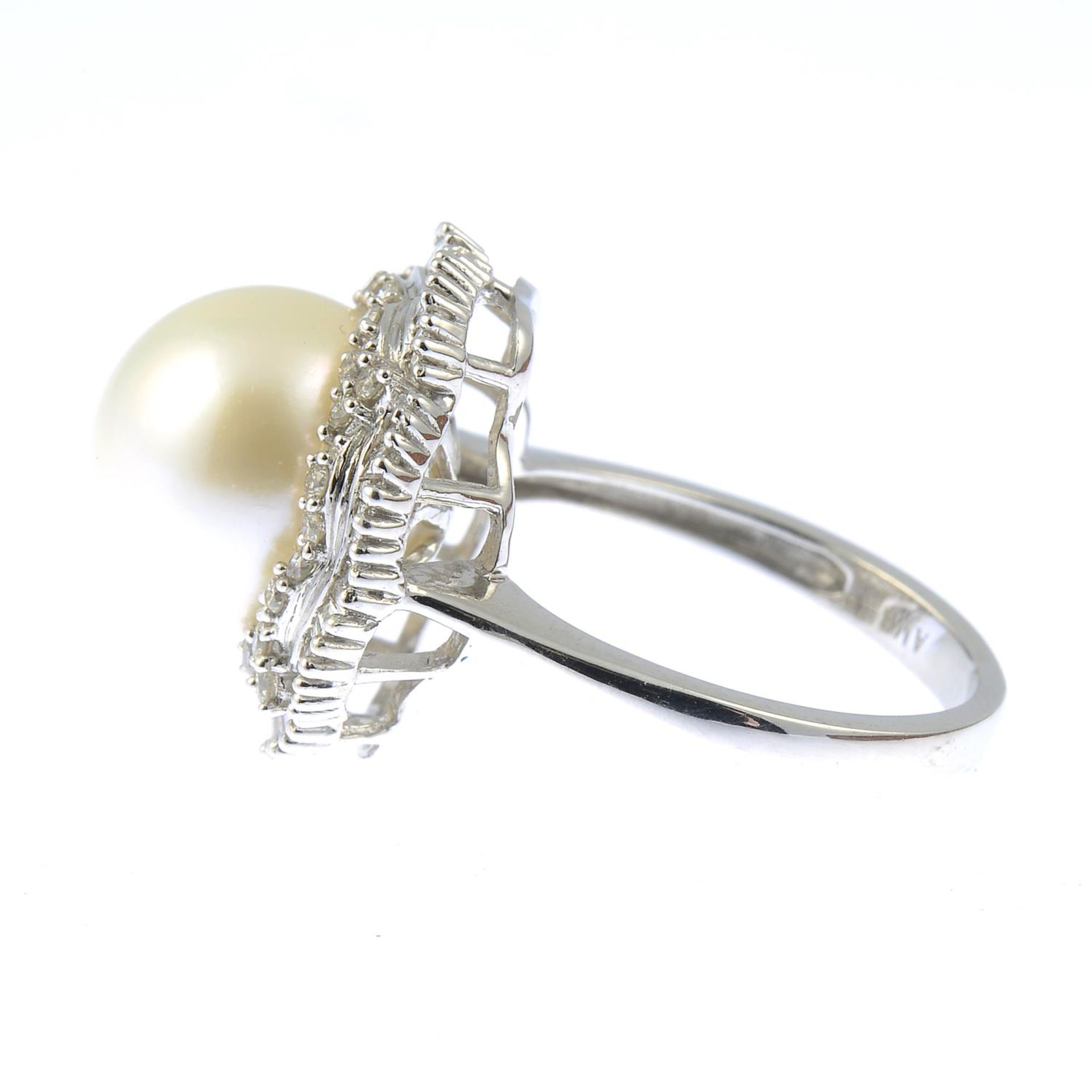 A cultured pearl and vari-cut diamond cluster ring.Cultured pearl measuring approximately - Bild 2 aus 3