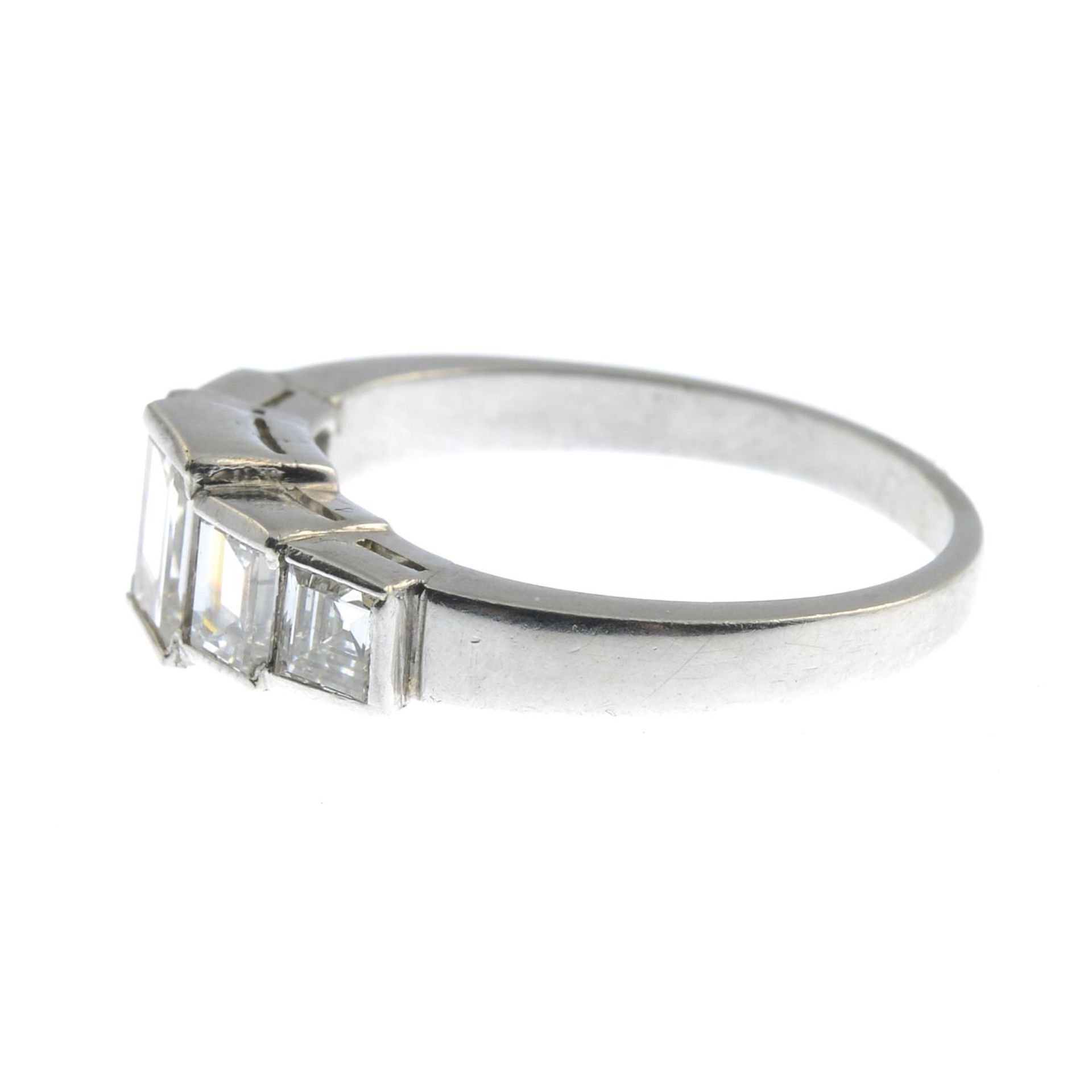 A rectangular-shape diamond graduated five-stone ring.Estimated total diamond weight 1.50cts, - Bild 3 aus 3