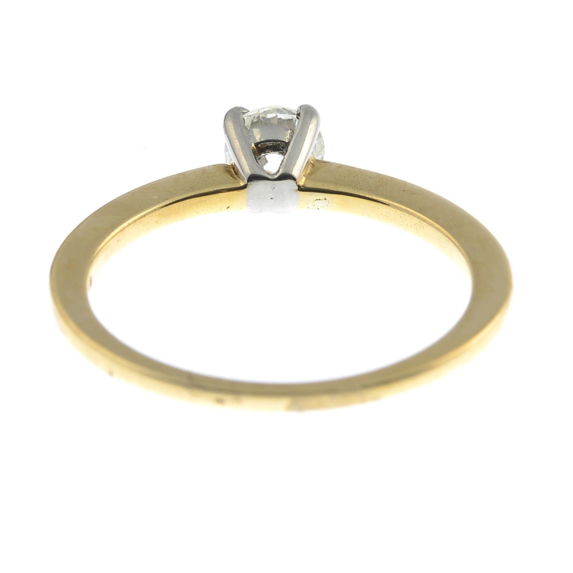 An 18ct gold brilliant-cut diamond single-stone ring.Estimated diamond weight 0.40ct, - Bild 2 aus 3