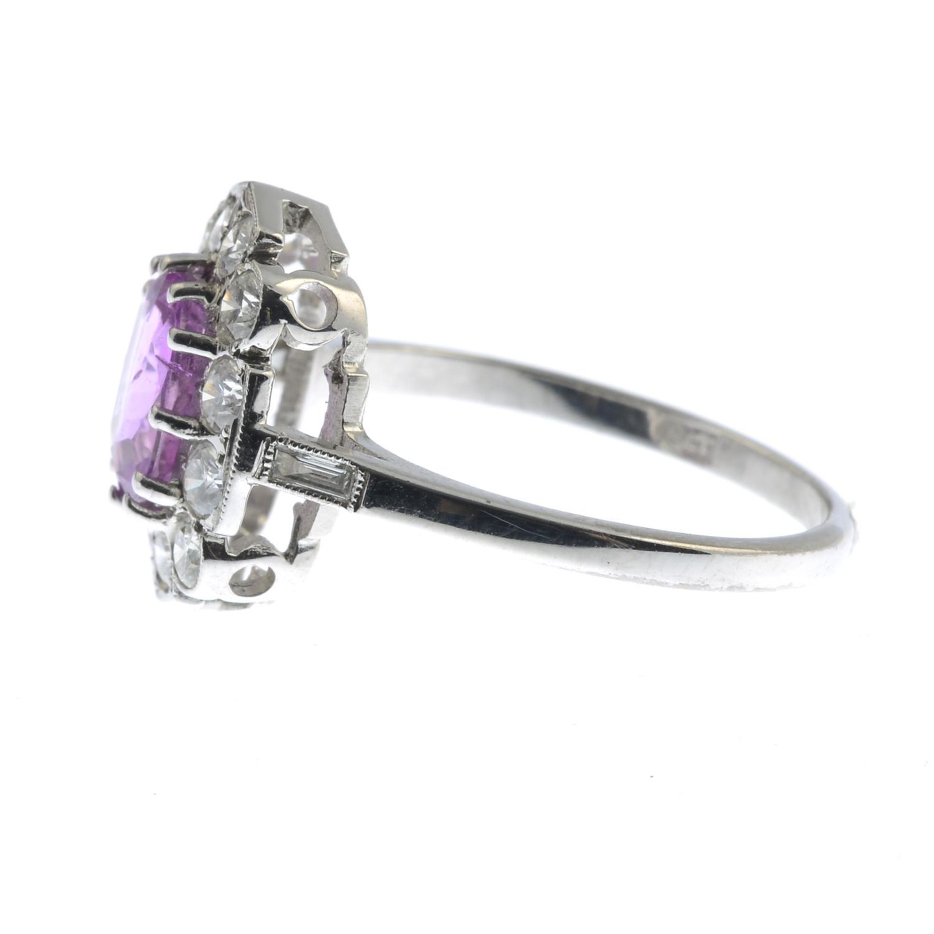 An oval-shape pink sapphire and brilliant-cut diamond cluster ring. - Bild 3 aus 3