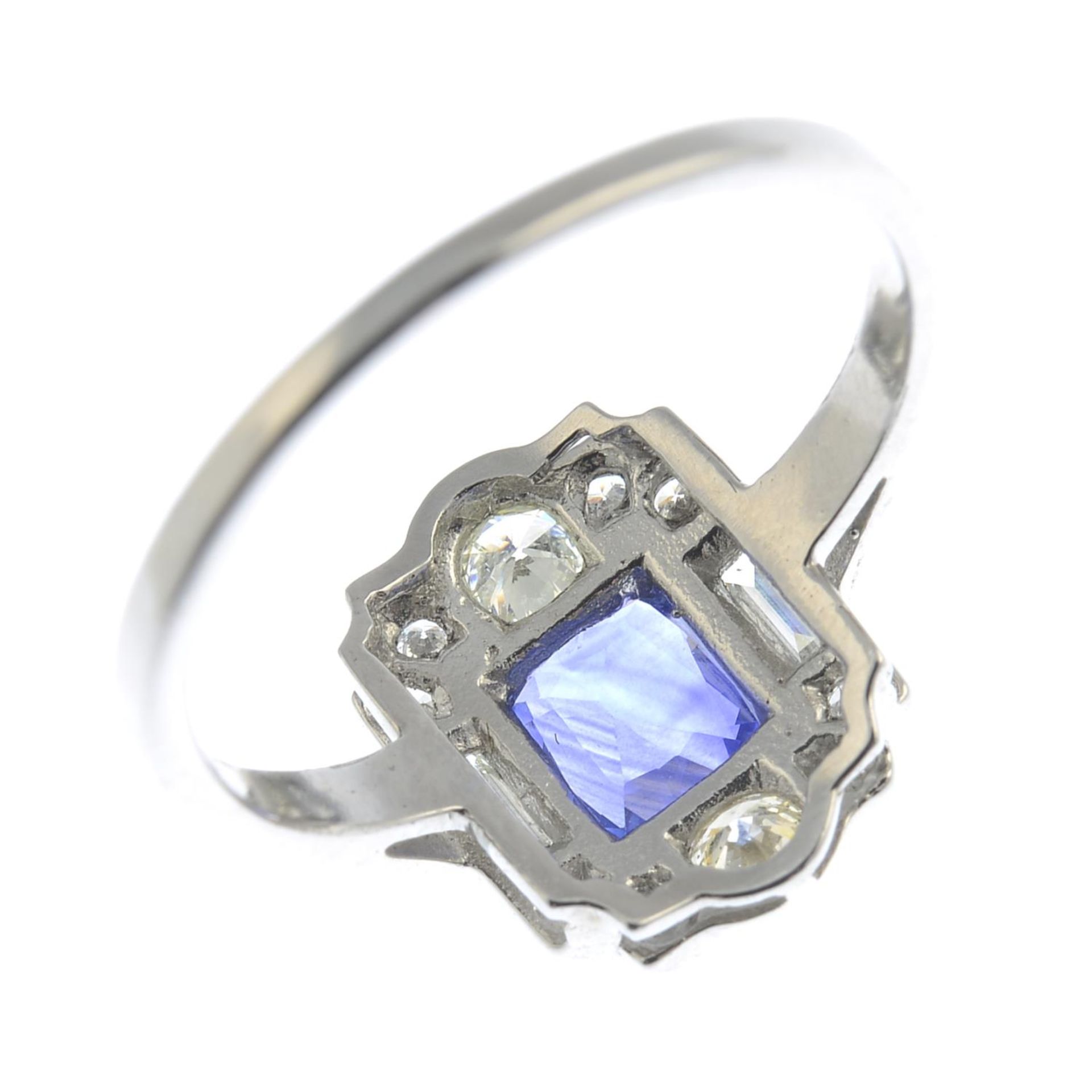 A cushion-shape sapphire and vari-cut diamond cluster ring.Sapphire calculated weight 1.01cts, - Bild 3 aus 3