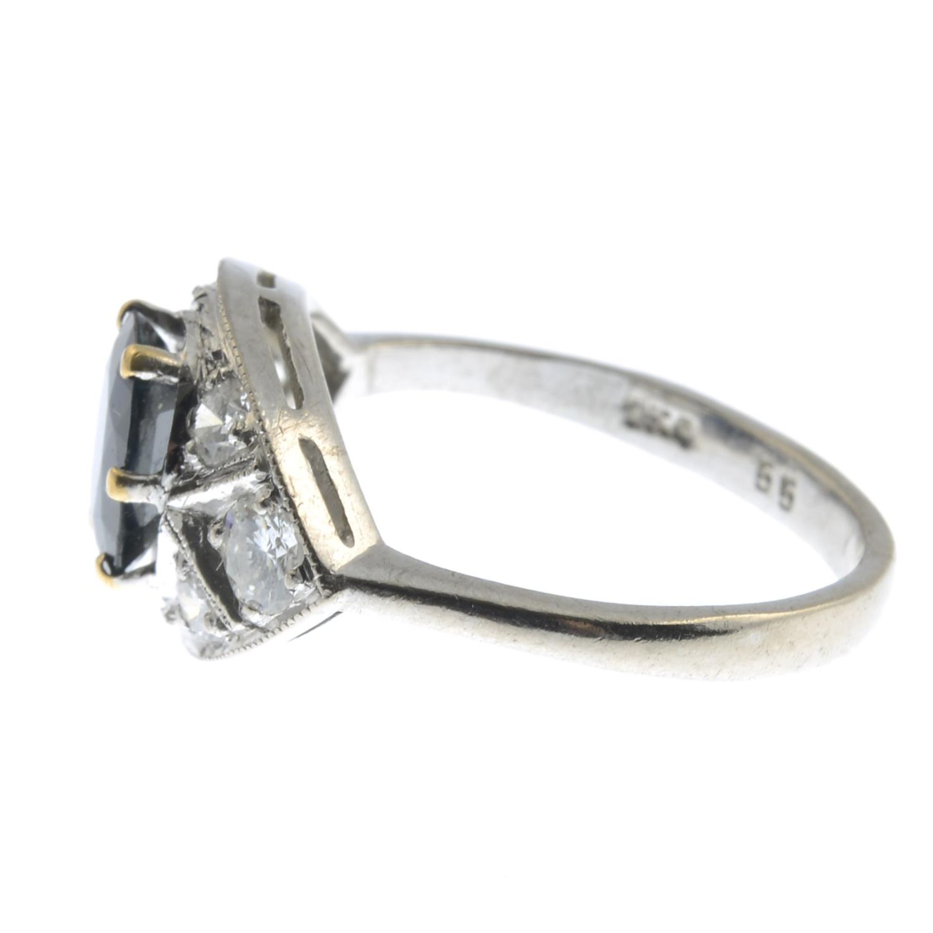 A sapphire and brilliant-cut diamond ring.Sapphire calculated dimensions 1.33cts, - Bild 3 aus 3