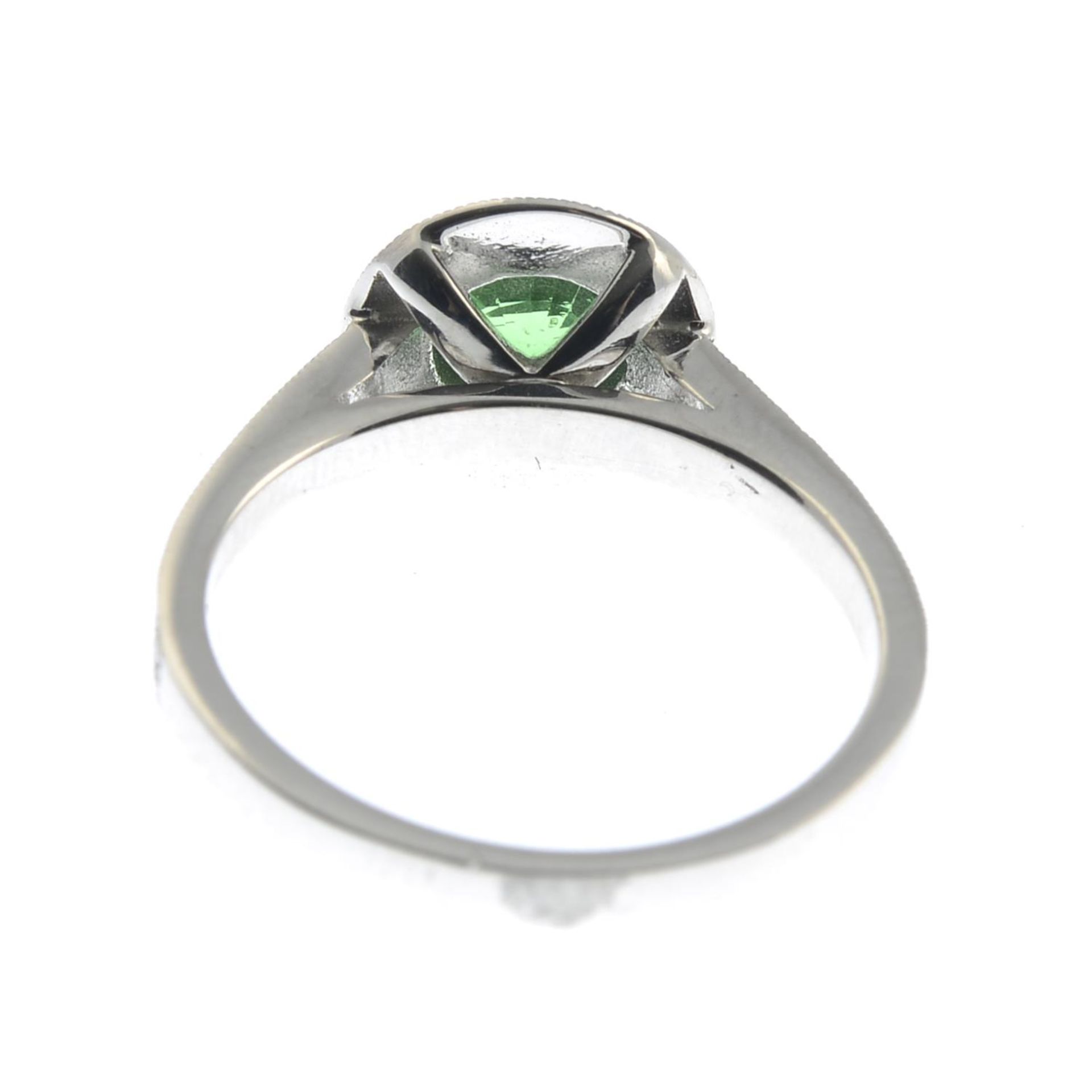 An 18ct gold circular-shape tsavorite garnet and brilliant-cut diamond cluster ring.Estimated total - Bild 2 aus 3