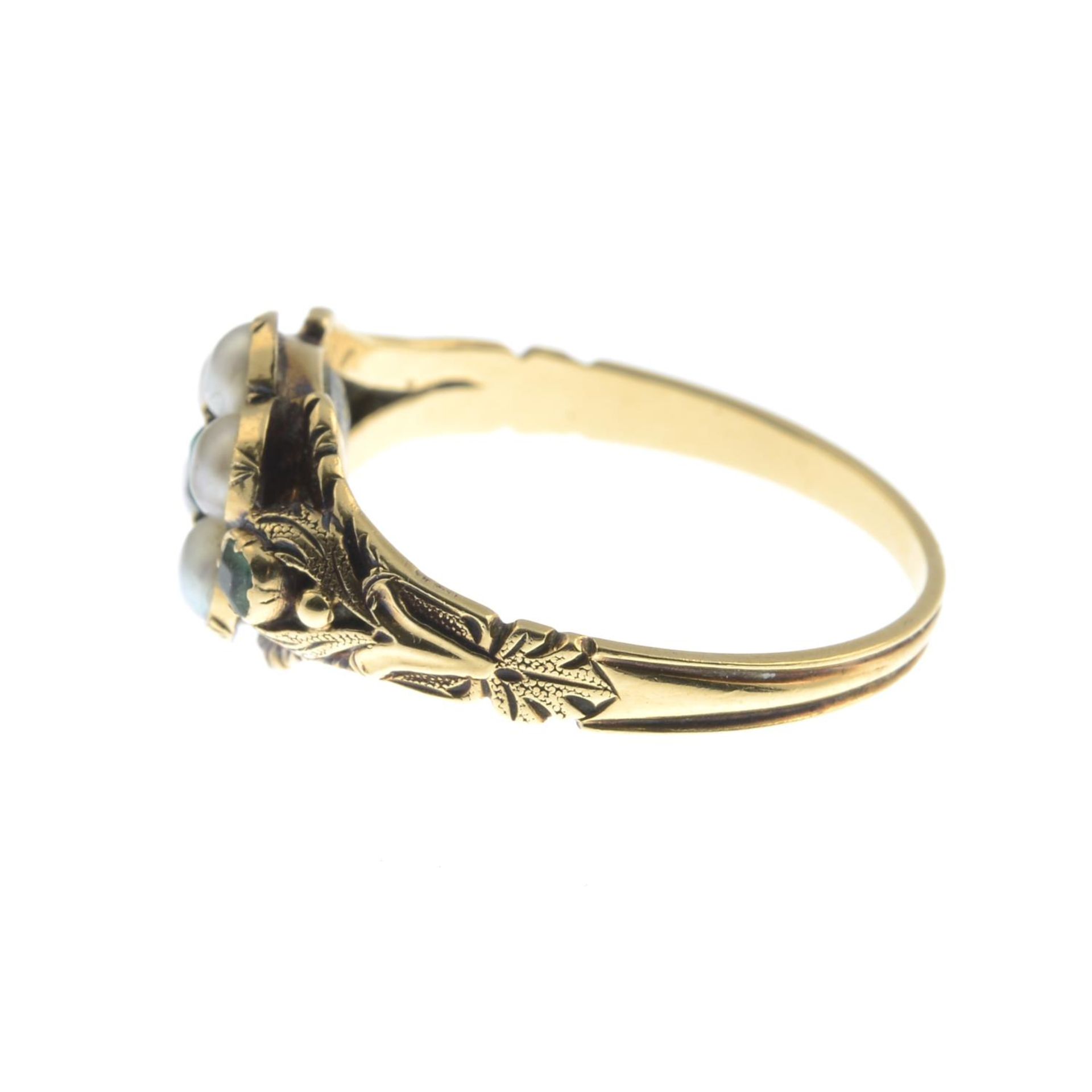 A mid 19th century gold split pearl and vari-cut emerald ring.Ring size N. - Bild 3 aus 3