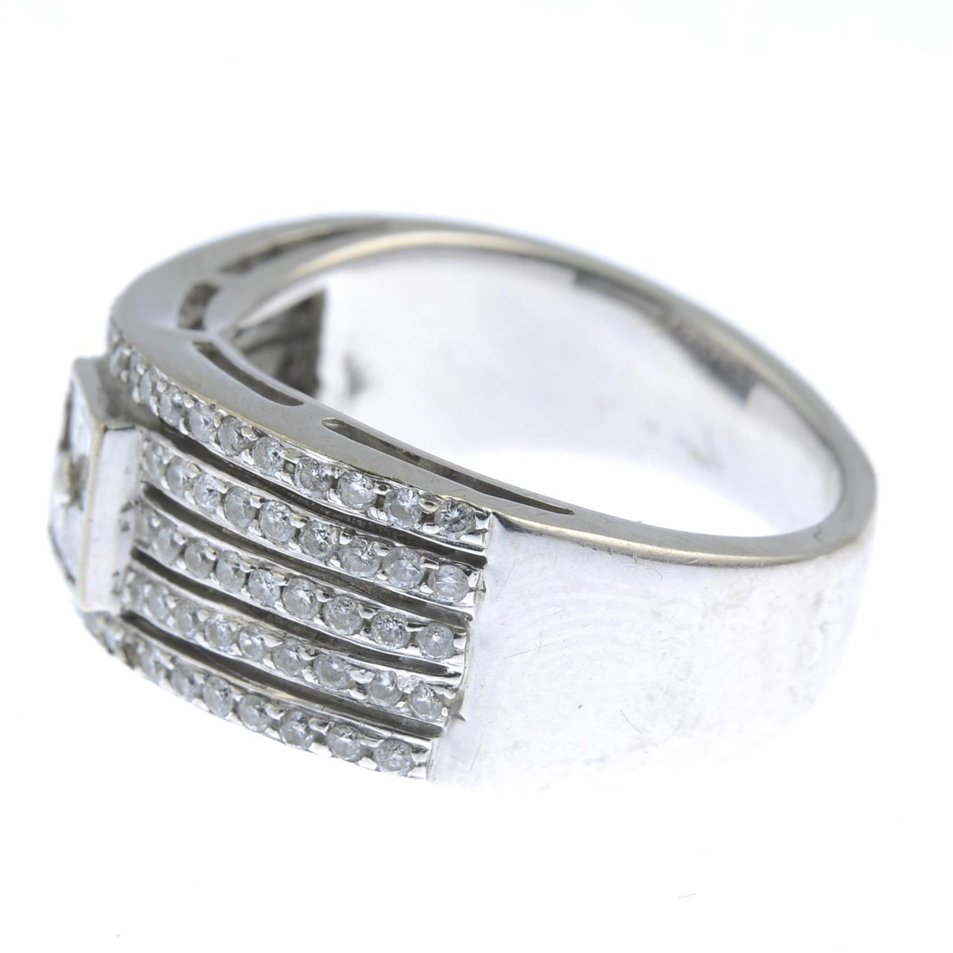 A square-shape and brilliant-cut diamond dress ring. - Bild 2 aus 3