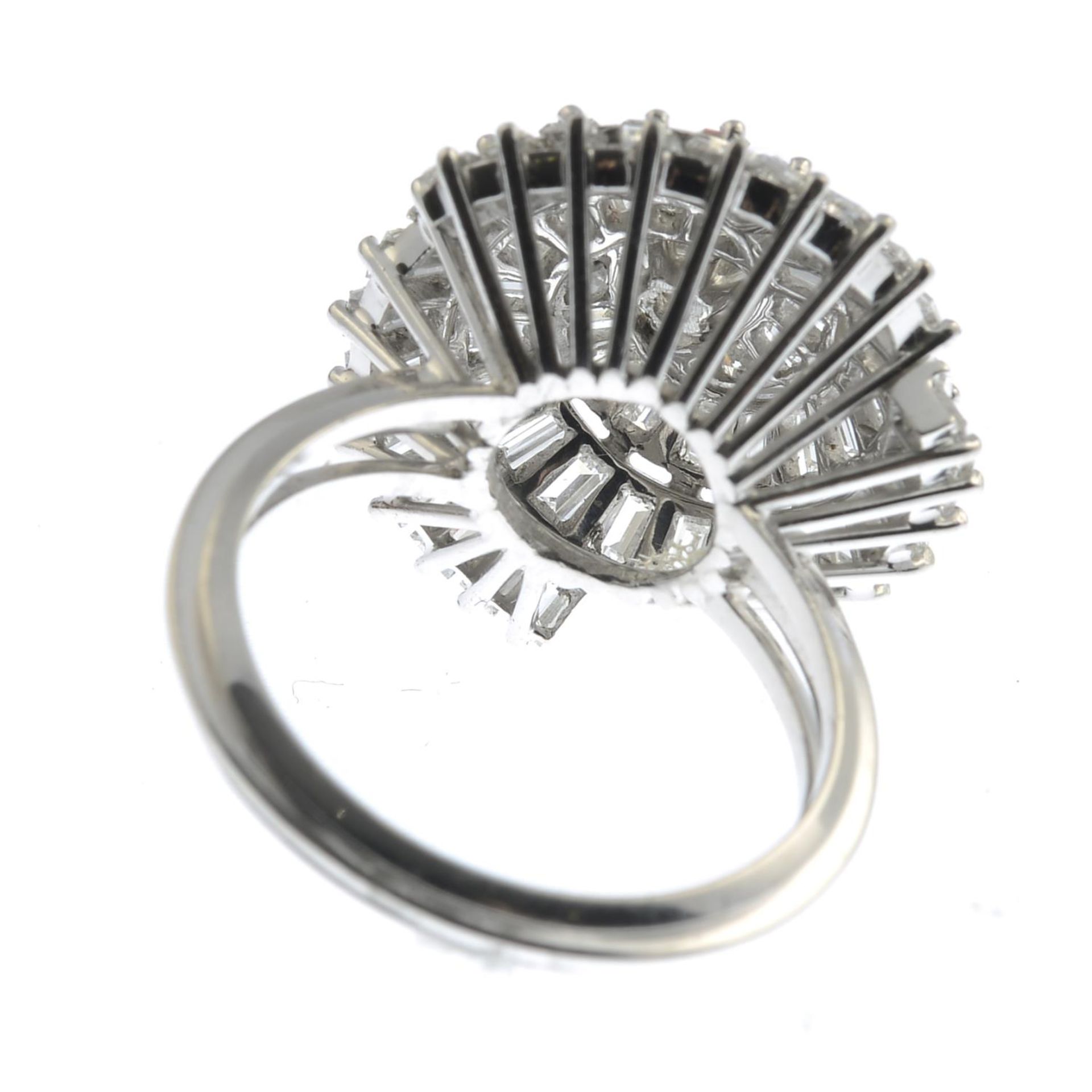 A vari-cut diamond dress ring.Estimated total diamond weight 2.75 to 3cts, - Bild 2 aus 3