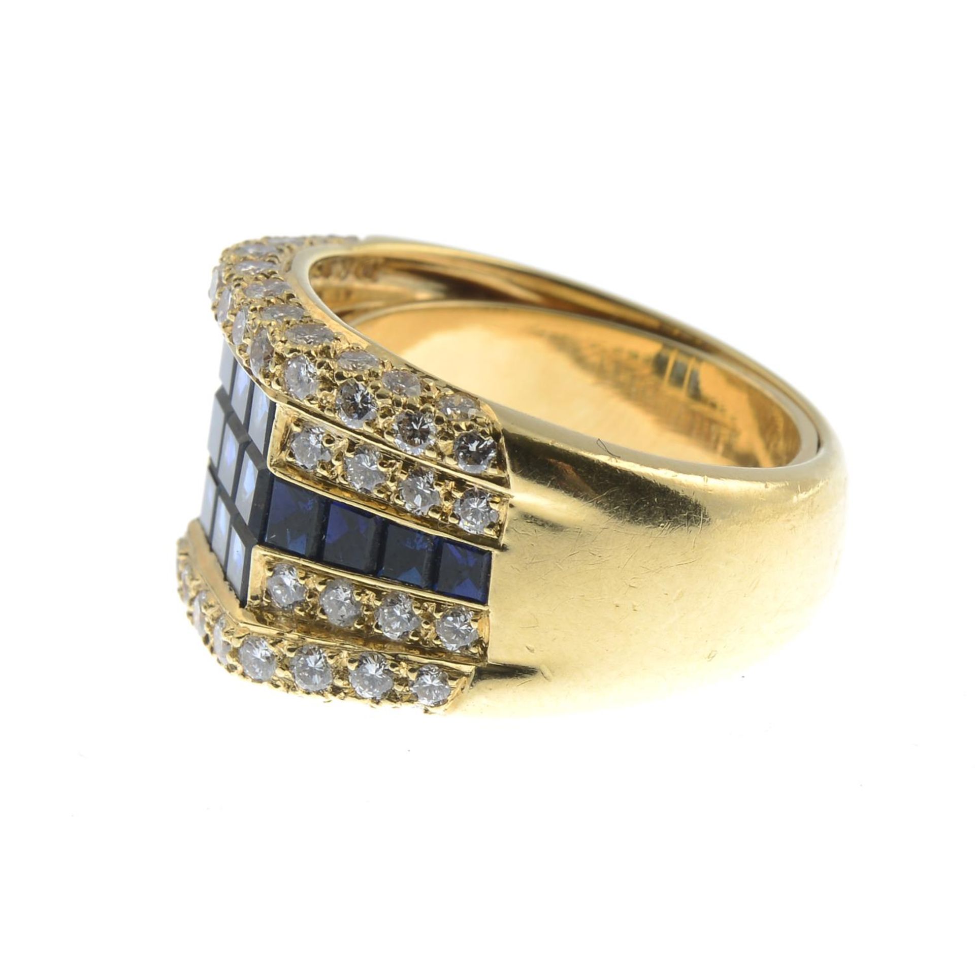 A calibre-cut sapphire and brilliant-cut diamond dress ring.One diamond deficient.Estimated total - Bild 3 aus 3