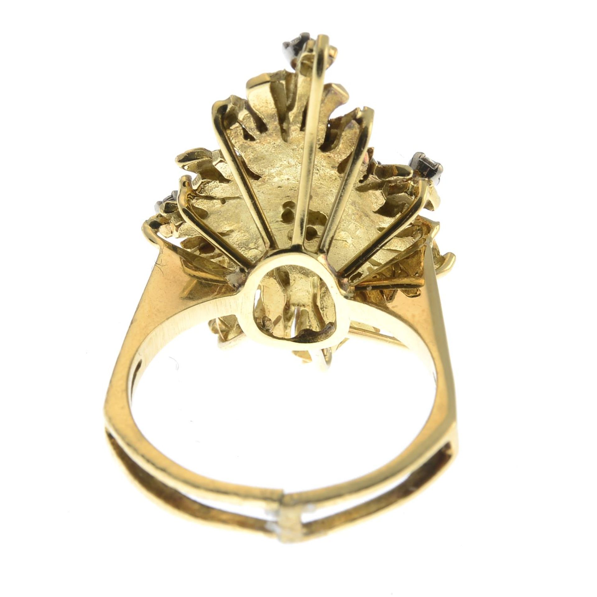 A 1970s 18ct gold brilliant-cut diamond dress ring.Band AF.Estimated total diamond weight 1.10cts, - Bild 2 aus 3