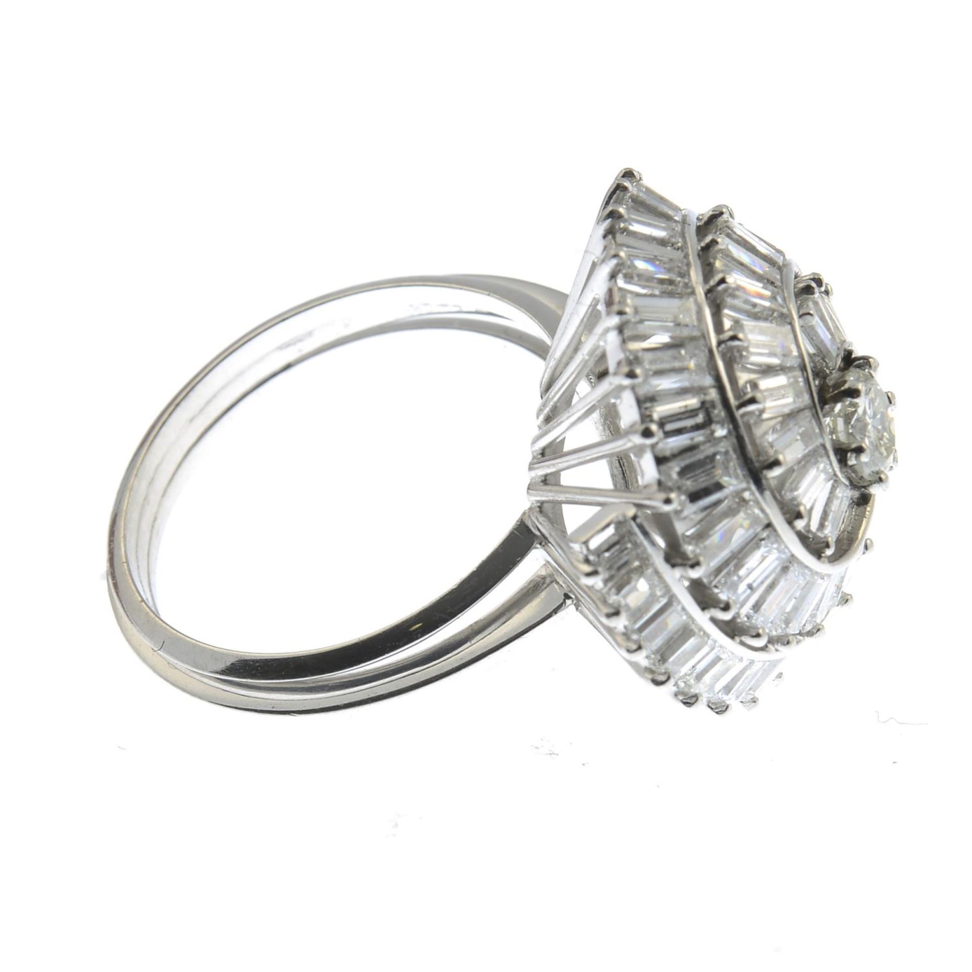 A vari-cut diamond dress ring.Estimated total diamond weight 2.75 to 3cts, - Bild 3 aus 3