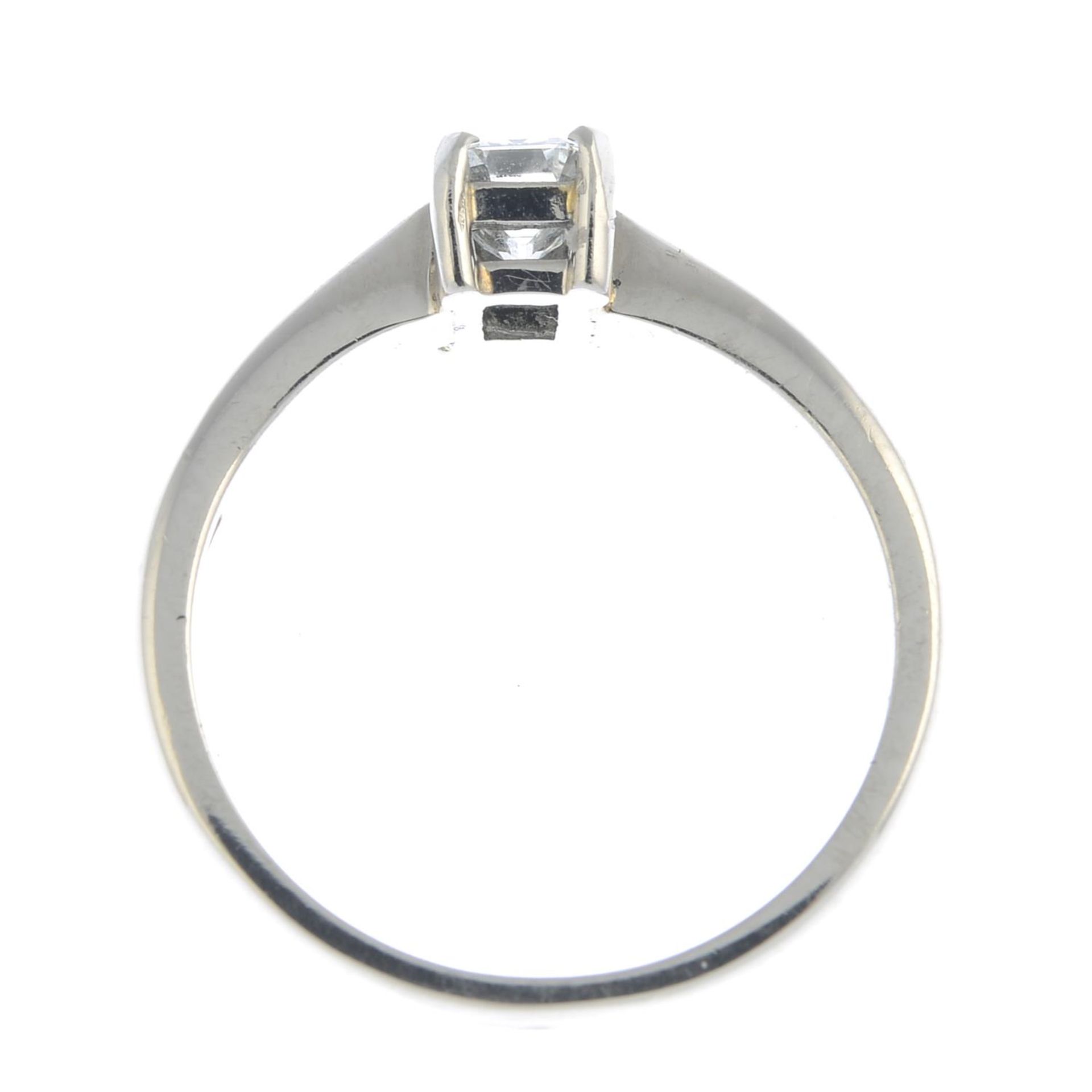 A platinum rectangular-shape diamond single-stone ring.Estimated diamond weight 0.55ct, - Bild 2 aus 3