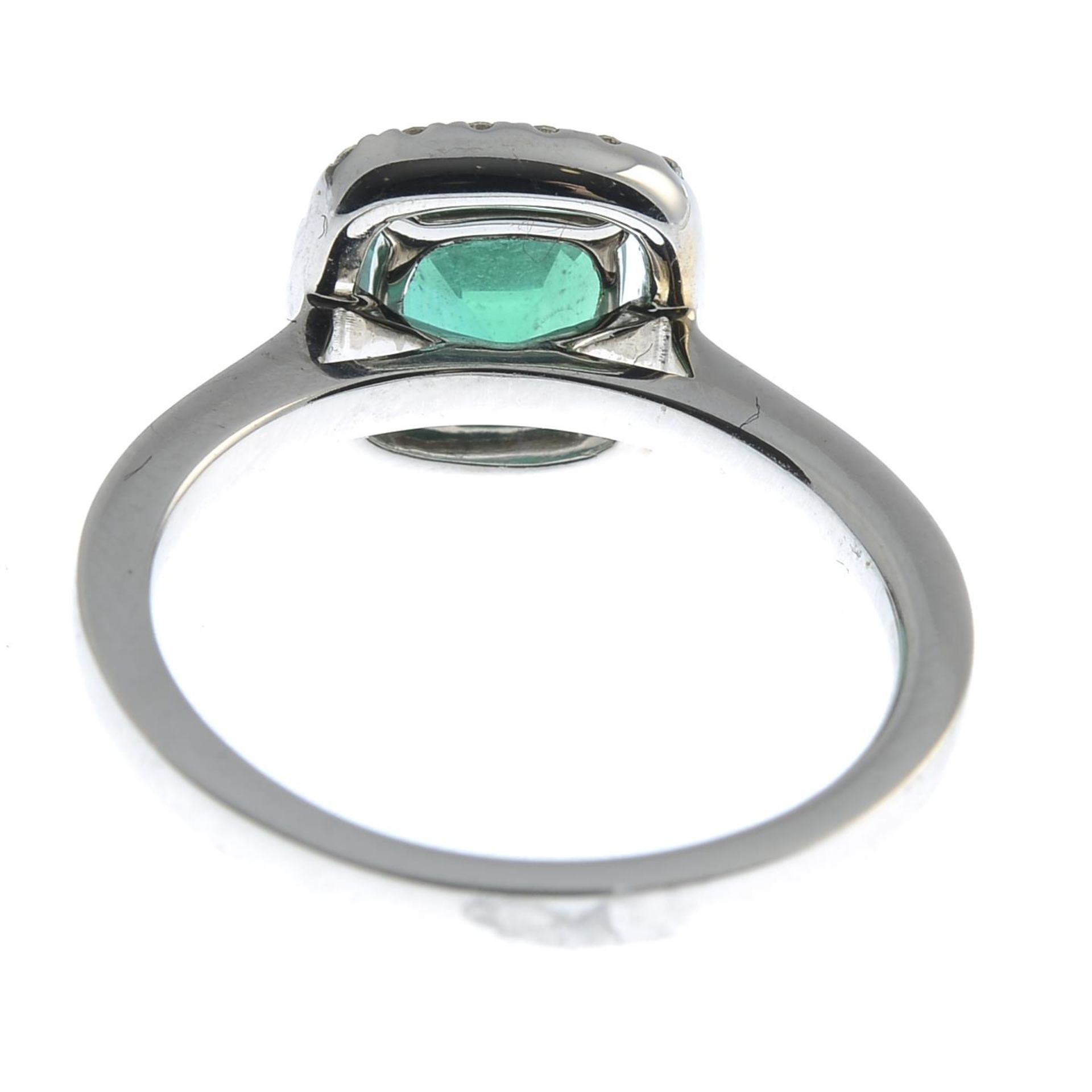 An 18ct gold cushion-shape emerald and brilliant-cut diamond cluster ring.Emerald weight - Bild 2 aus 3
