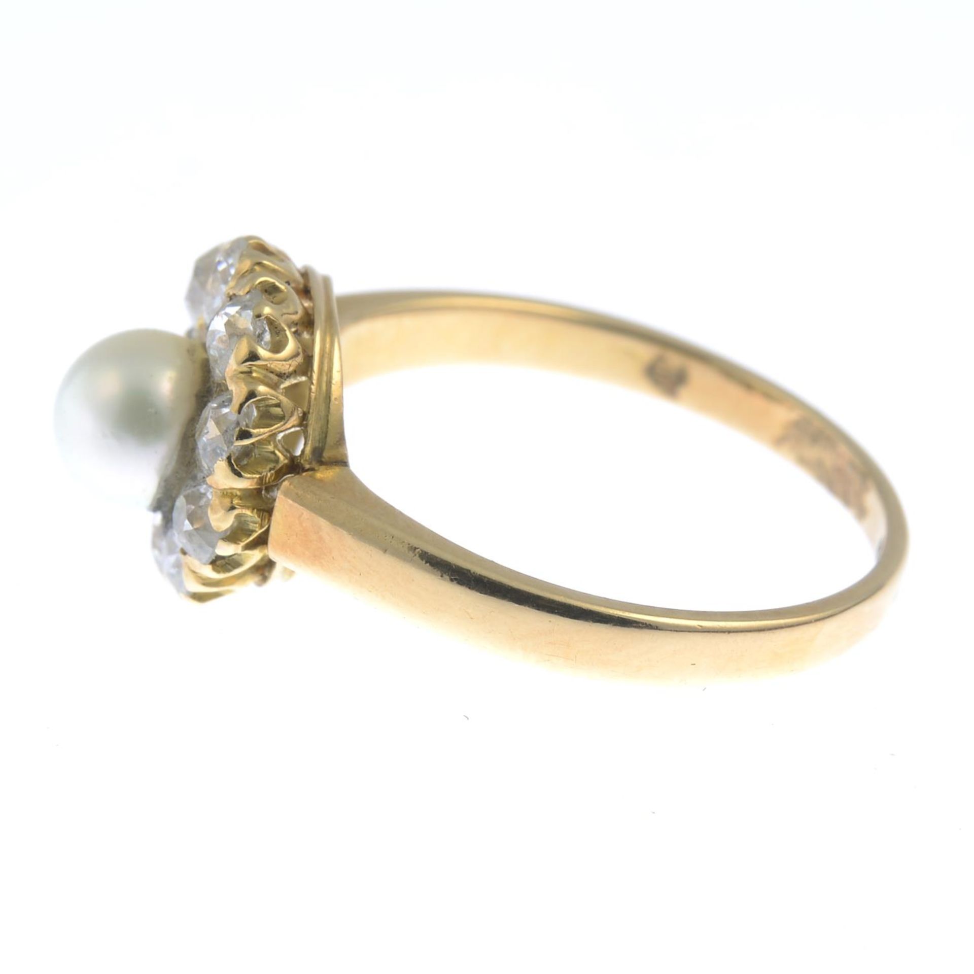 A late 19th century split pearl and old-cut diamond cluster ring, - Bild 2 aus 3