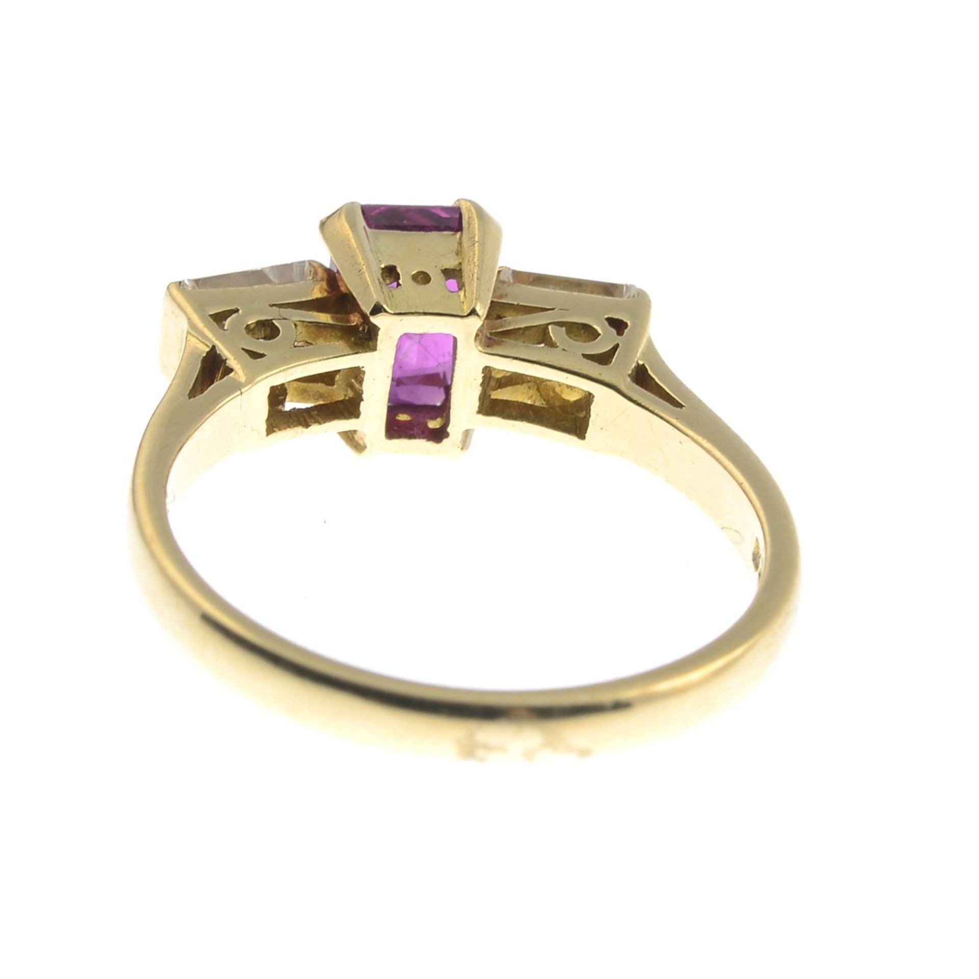 An 18ct gold rectangular-shape ruby and diamond three-stone ring.Ruby calculated weight 1.11cts, - Bild 2 aus 3