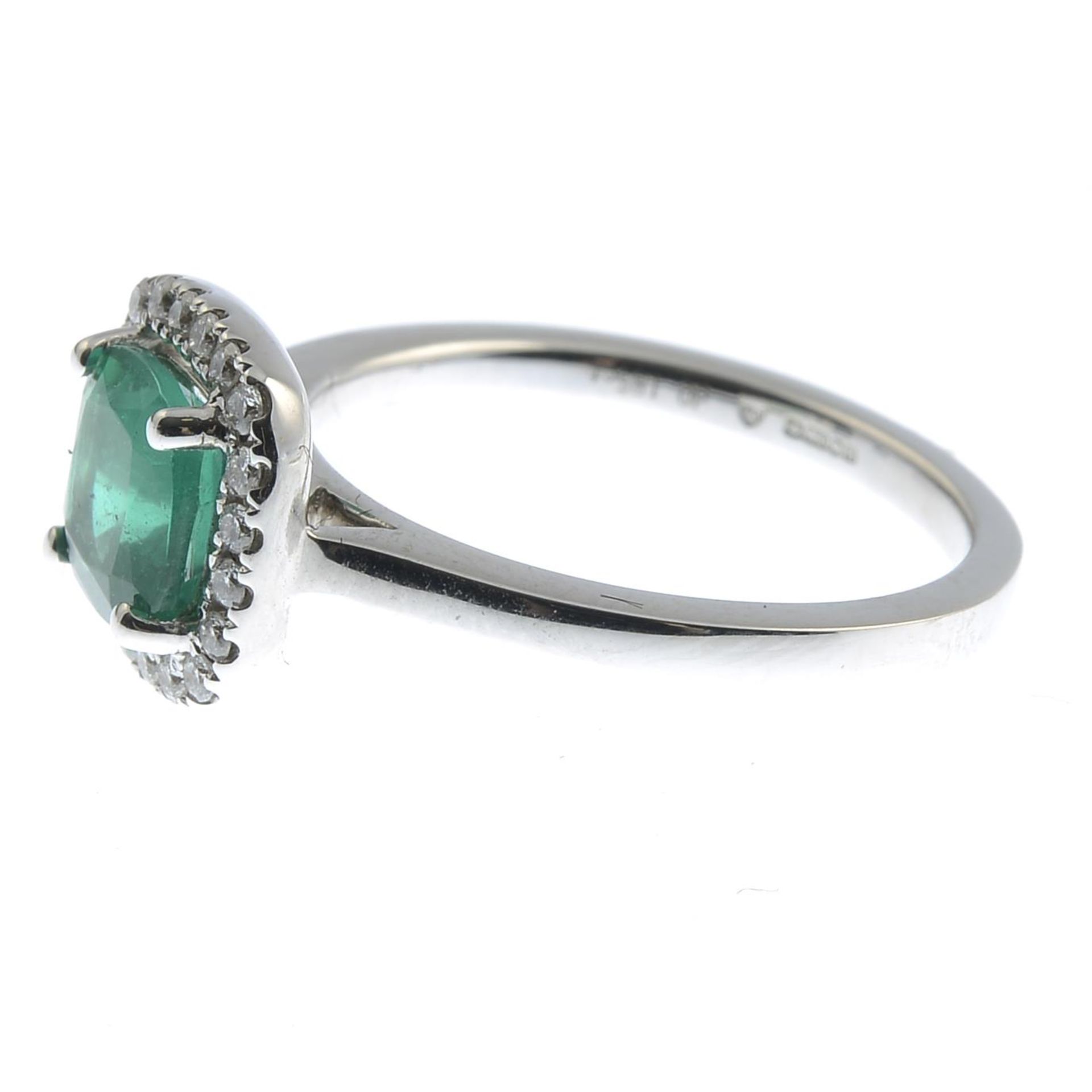 An 18ct gold cushion-shape emerald and brilliant-cut diamond cluster ring.Emerald weight - Bild 3 aus 3