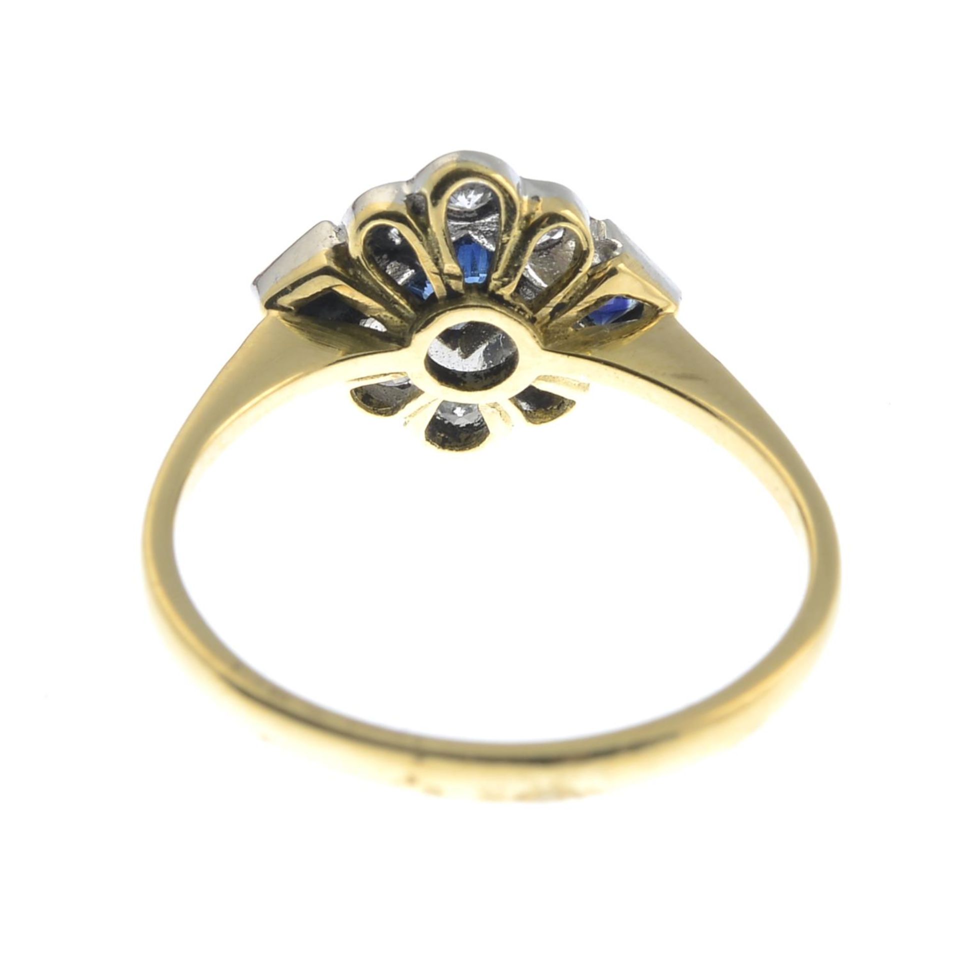 A square-shape sapphire and brilliant-cut diamond dress ring.Estimated total diamond weight 0.25ct. - Bild 2 aus 3