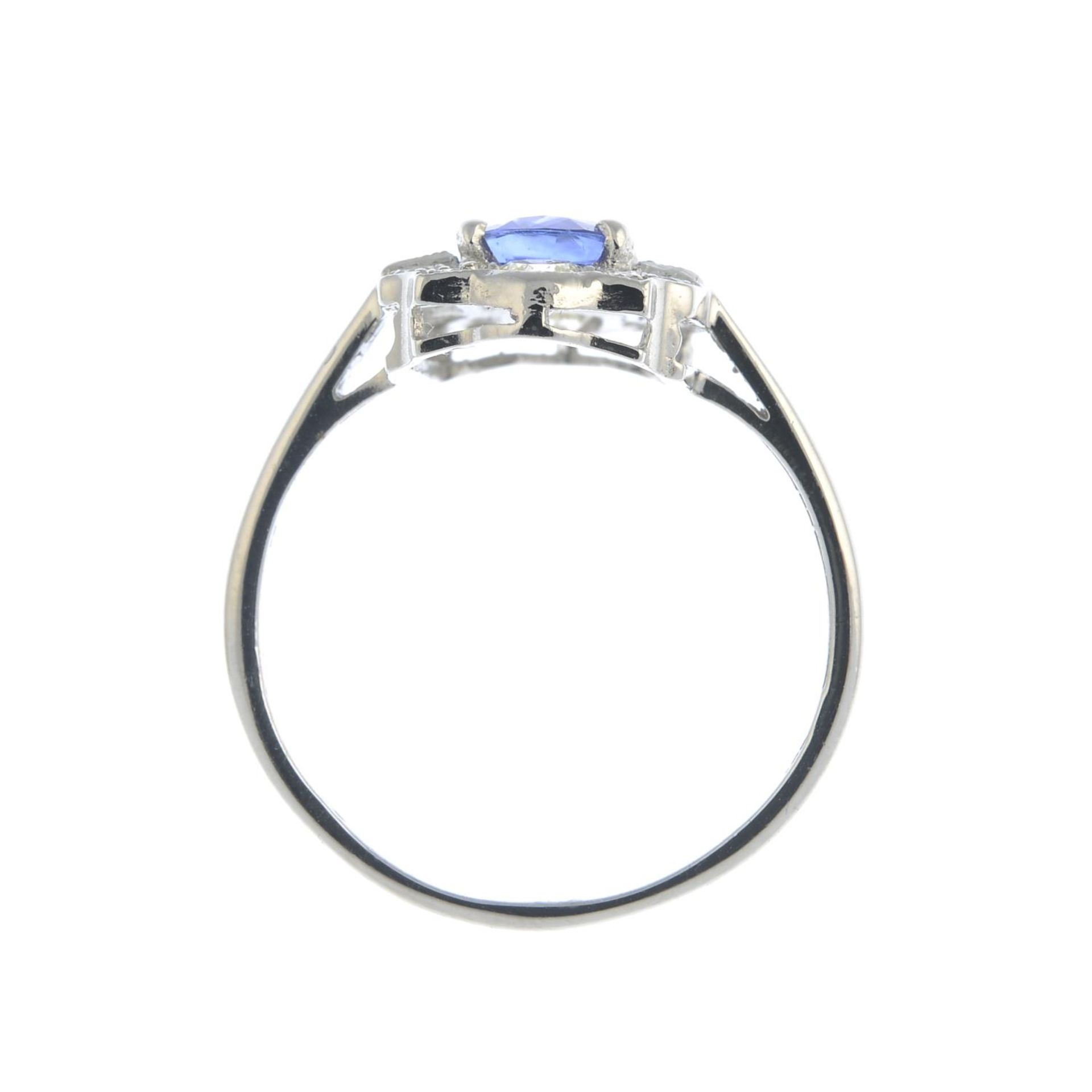A cushion-shape sapphire and vari-cut diamond cluster ring.Sapphire calculated weight 1.01cts, - Bild 2 aus 3