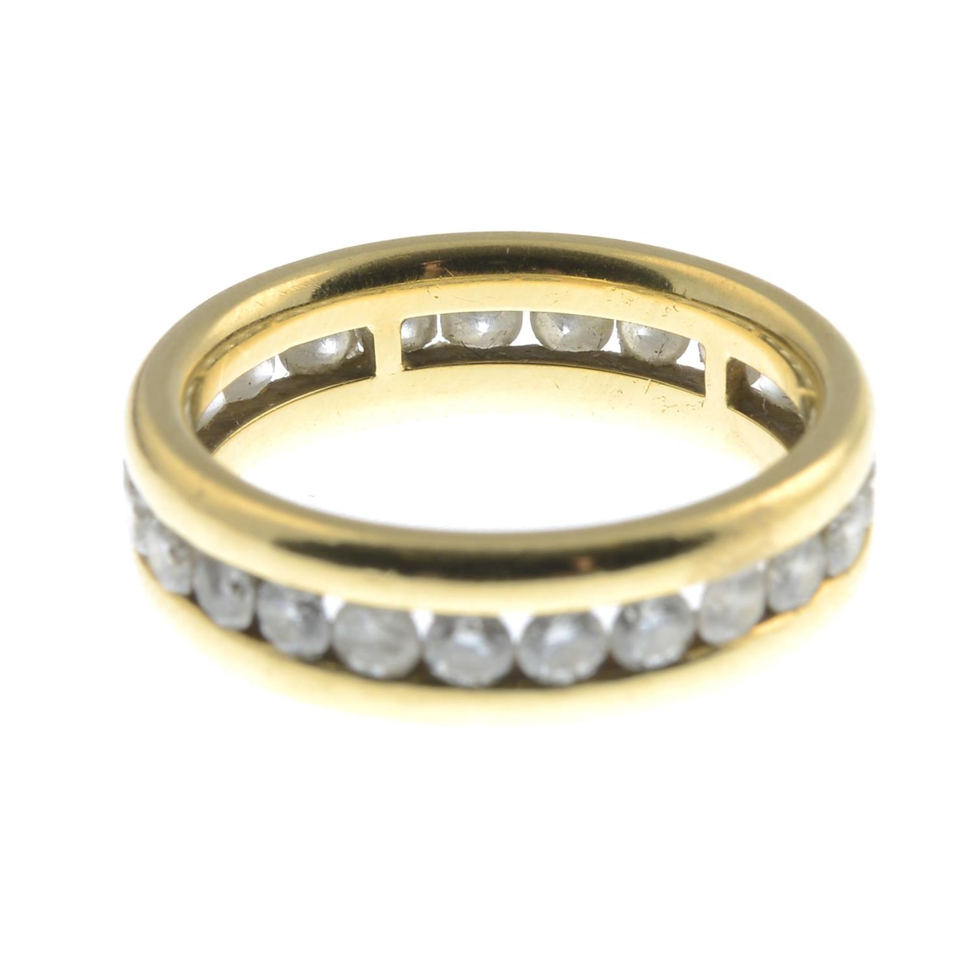 An 18ct gold brilliant-cut diamond full eternity ring.Estimated total diamond weight - Bild 2 aus 3