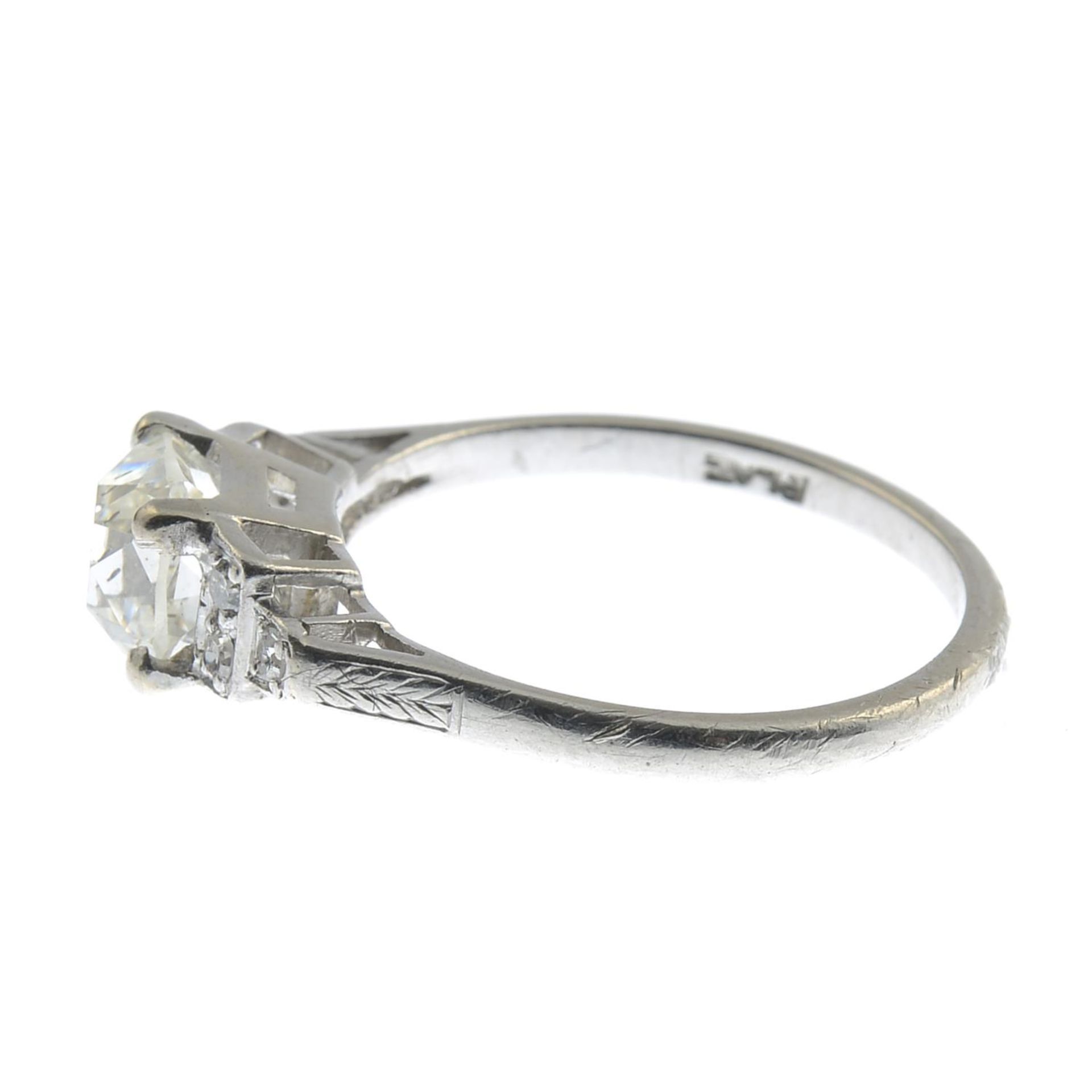 An early 20th century platinum old-cut diamond ring. - Bild 3 aus 3