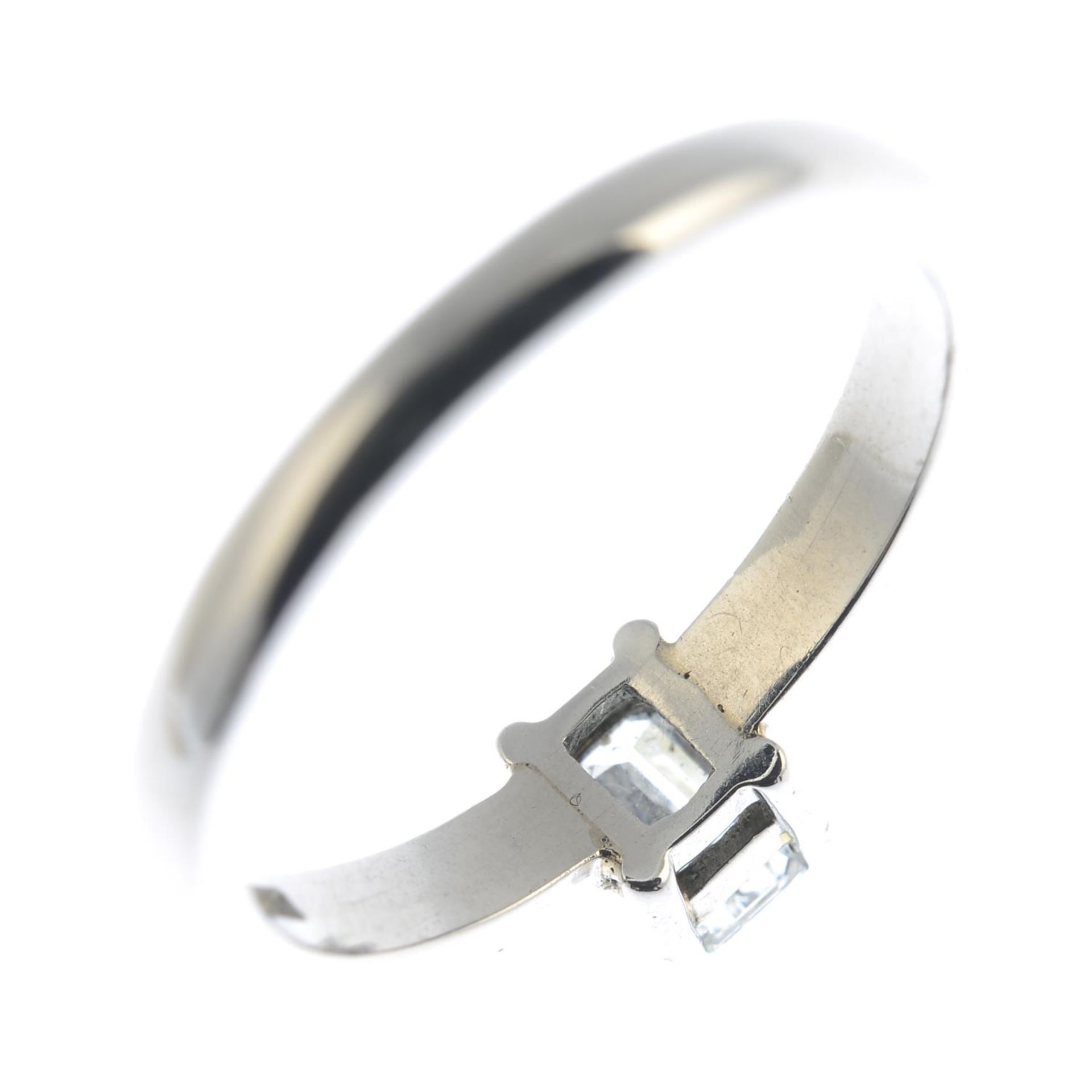 A platinum rectangular-shape diamond single-stone ring.Estimated diamond weight 0.55ct, - Bild 3 aus 3