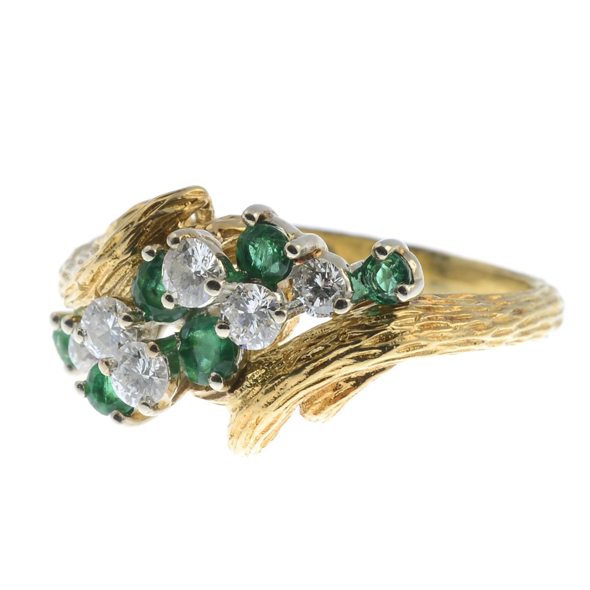 A brilliant-cut diamond and circular-shape emerald dress ring.Estimated total diamond weight - Bild 3 aus 3