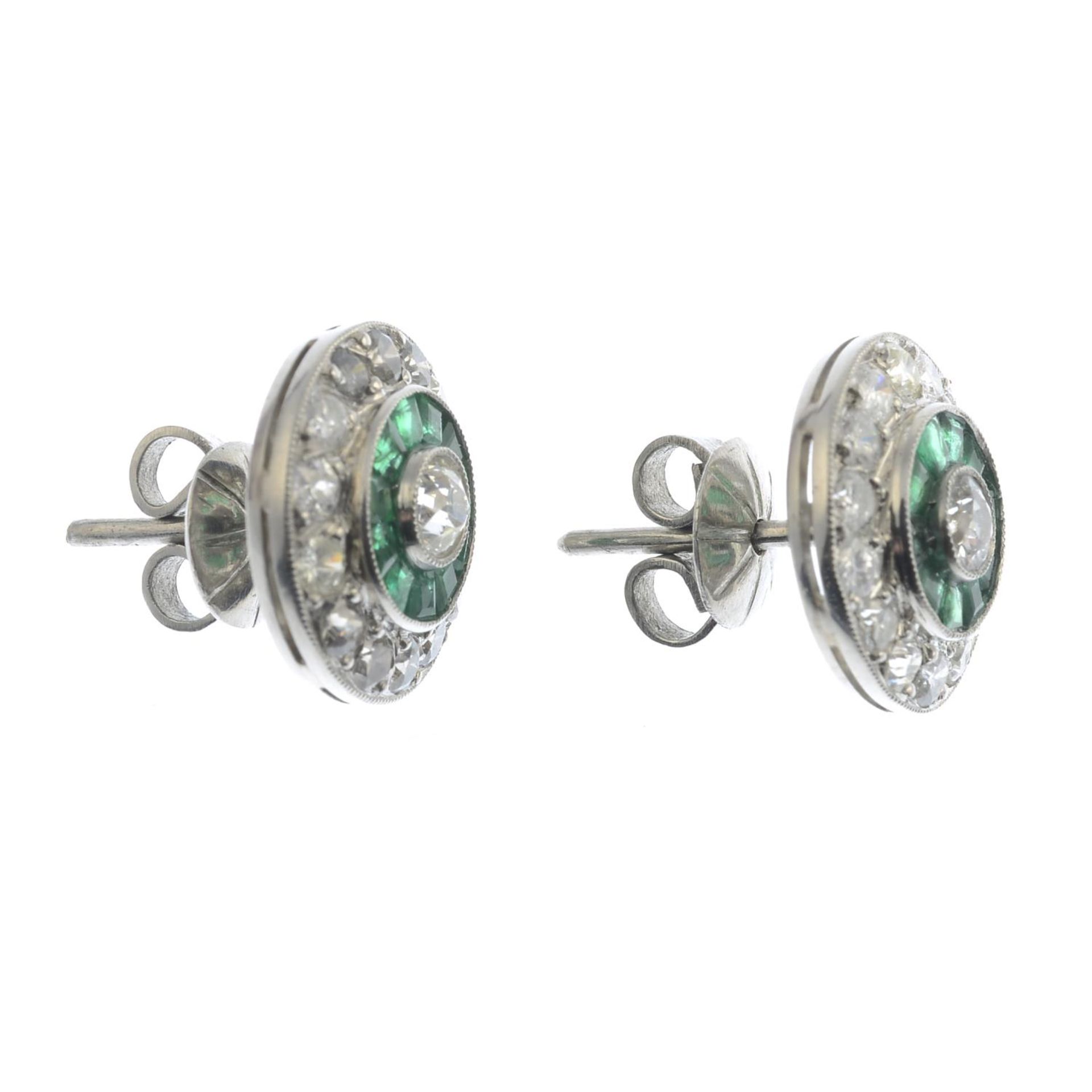 A pair of calibre-cut emerald and vari-cut diamond cluster earrings.Estimated total diamond weight - Bild 2 aus 2