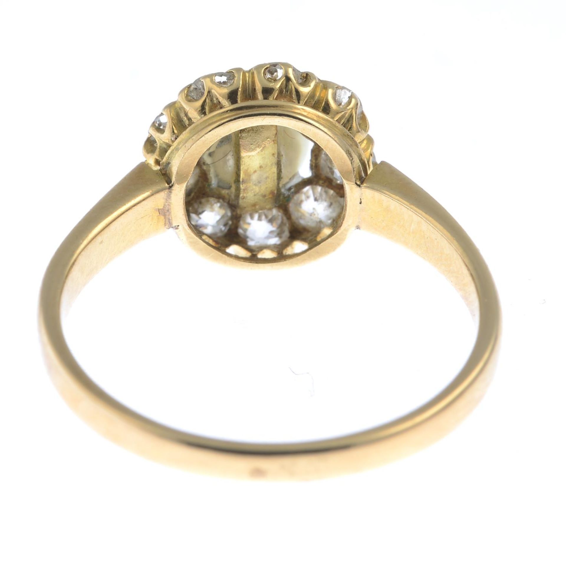A late 19th century split pearl and old-cut diamond cluster ring, - Bild 3 aus 3