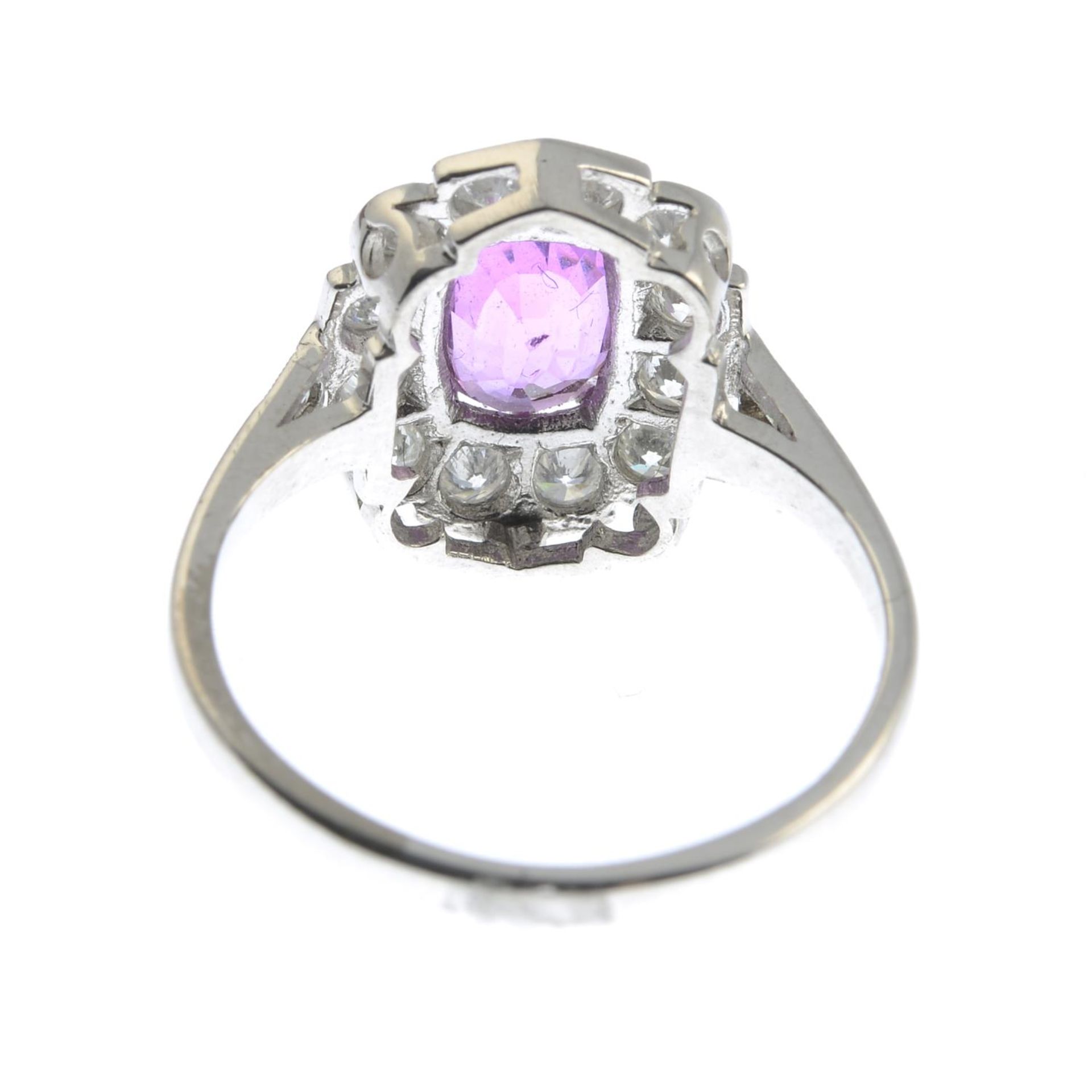 An oval-shape pink sapphire and brilliant-cut diamond cluster ring. - Bild 2 aus 3
