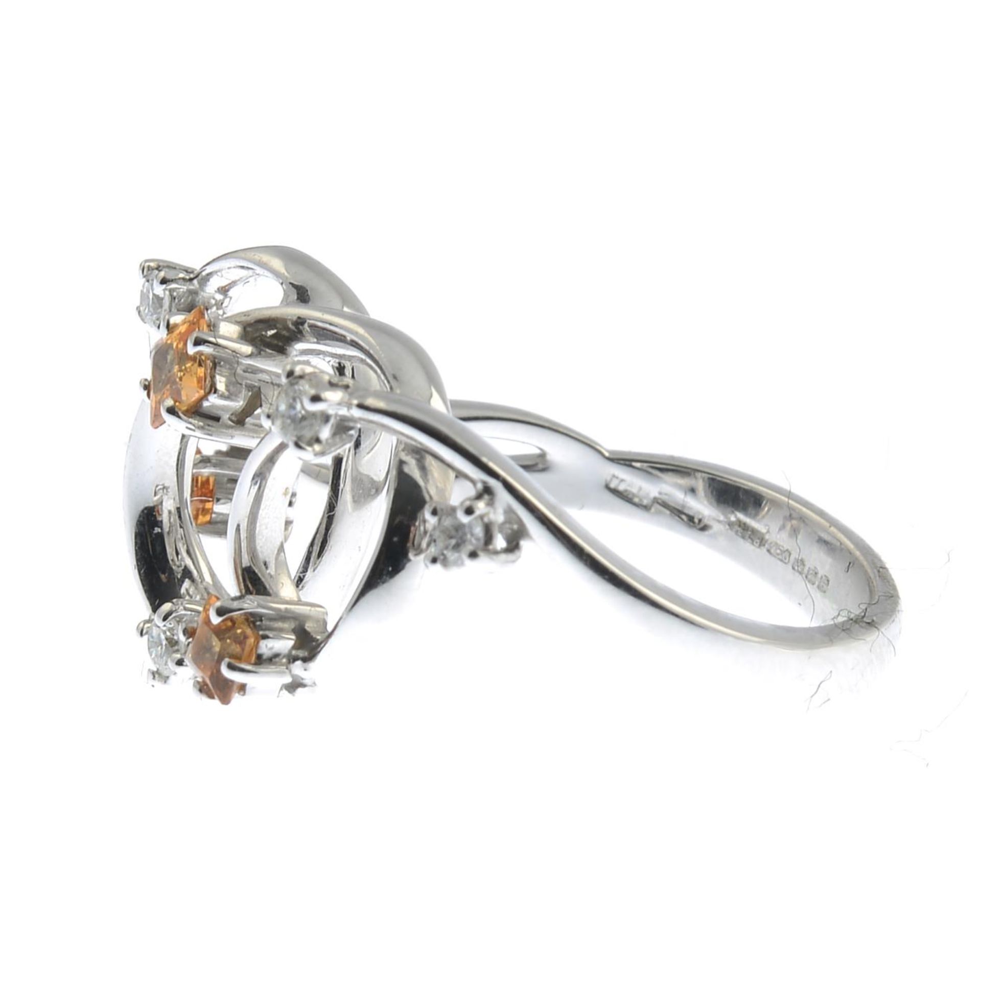 An 18ct gold brilliant-cut diamond and square-shape citrine dress ring.Hallmarks for Sheffield.Ring - Bild 3 aus 3