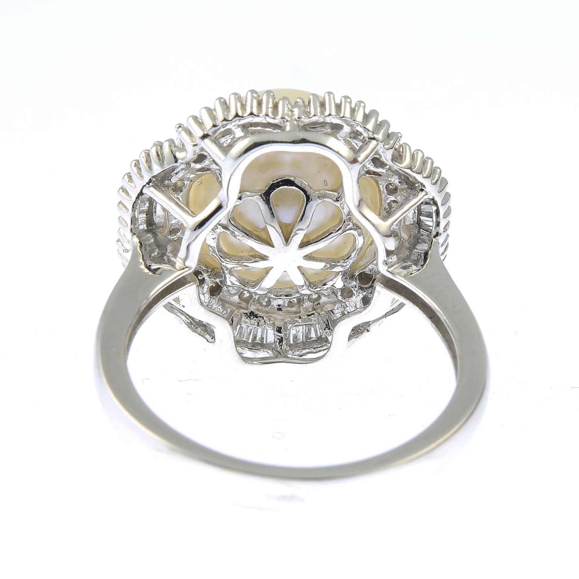 A cultured pearl and vari-cut diamond cluster ring.Cultured pearl measuring approximately - Bild 3 aus 3