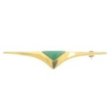 A 14ct gold chrysoprase quartz brooch.Import marks for 14ct gold.