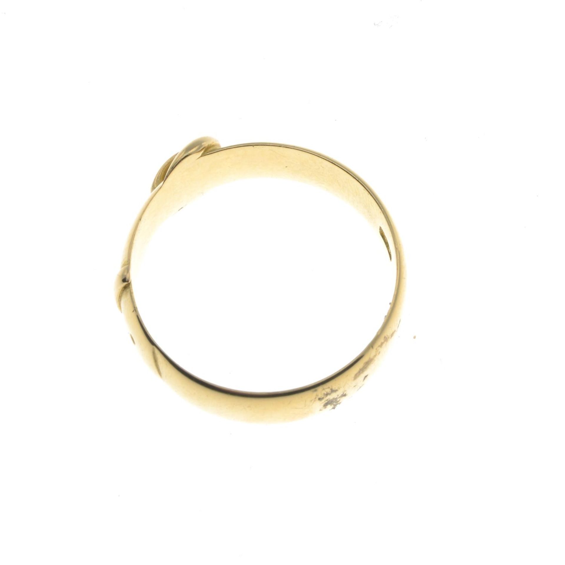 A late Victorian 18ct gold buckle ring.Hallmarks for London, 1888.Ring size U. - Bild 2 aus 2