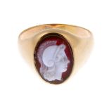 An early 20th century 15ct gold carved band agate signet ring.