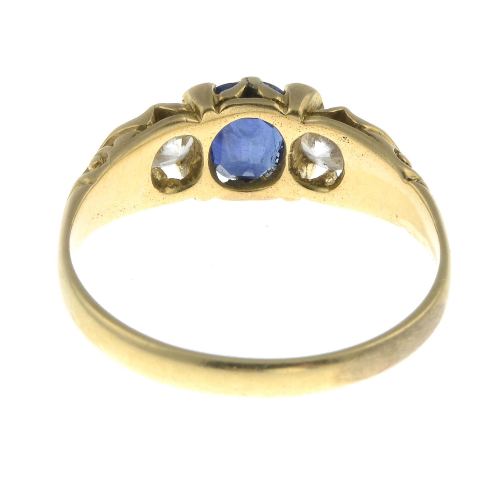 A sapphire and colourless gem three-stone ring.Ring size N. - Bild 2 aus 2