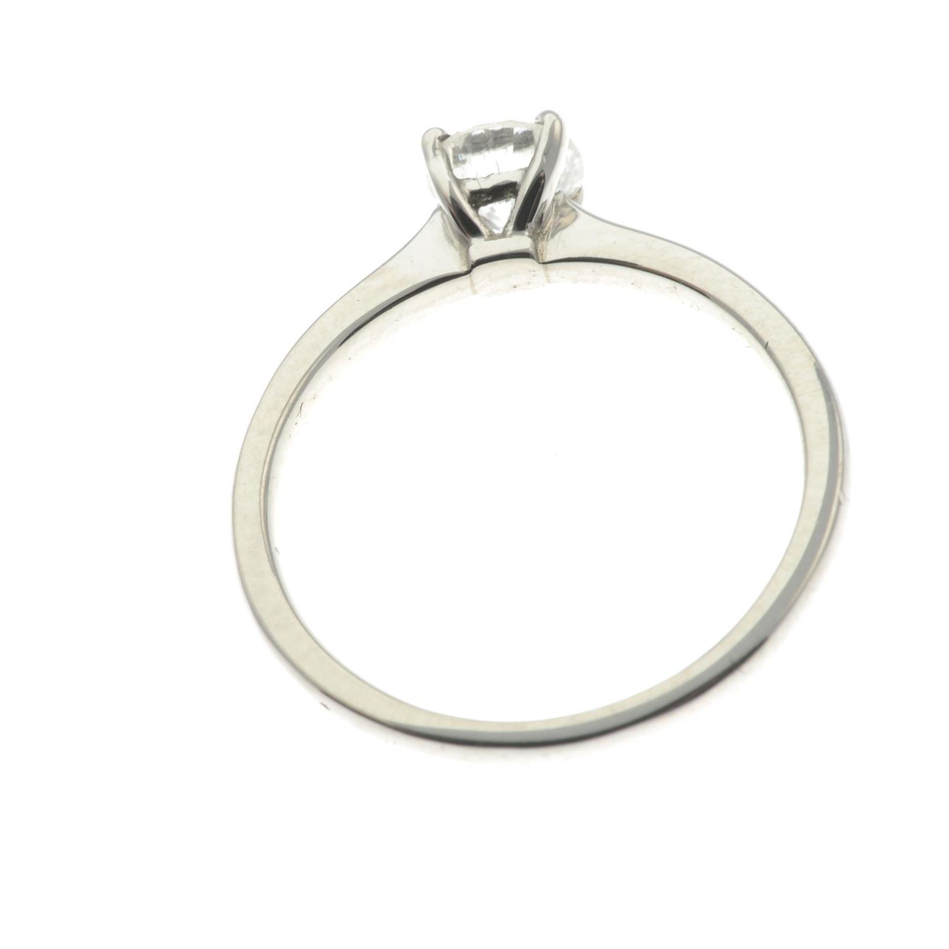 A platinum diamond single-stone ring.Estimated diamond weight 0.50ct, - Bild 2 aus 2