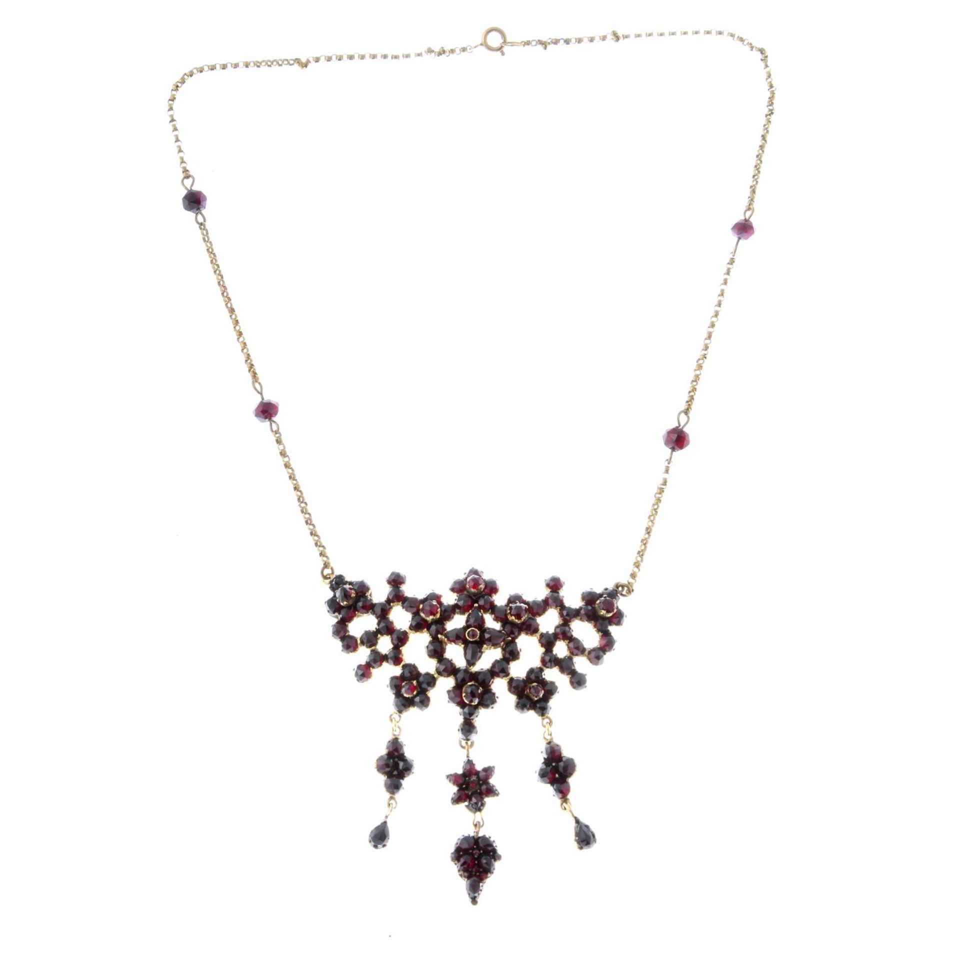 A garnet and red paste necklace.Length 44.5cms. - Bild 2 aus 2