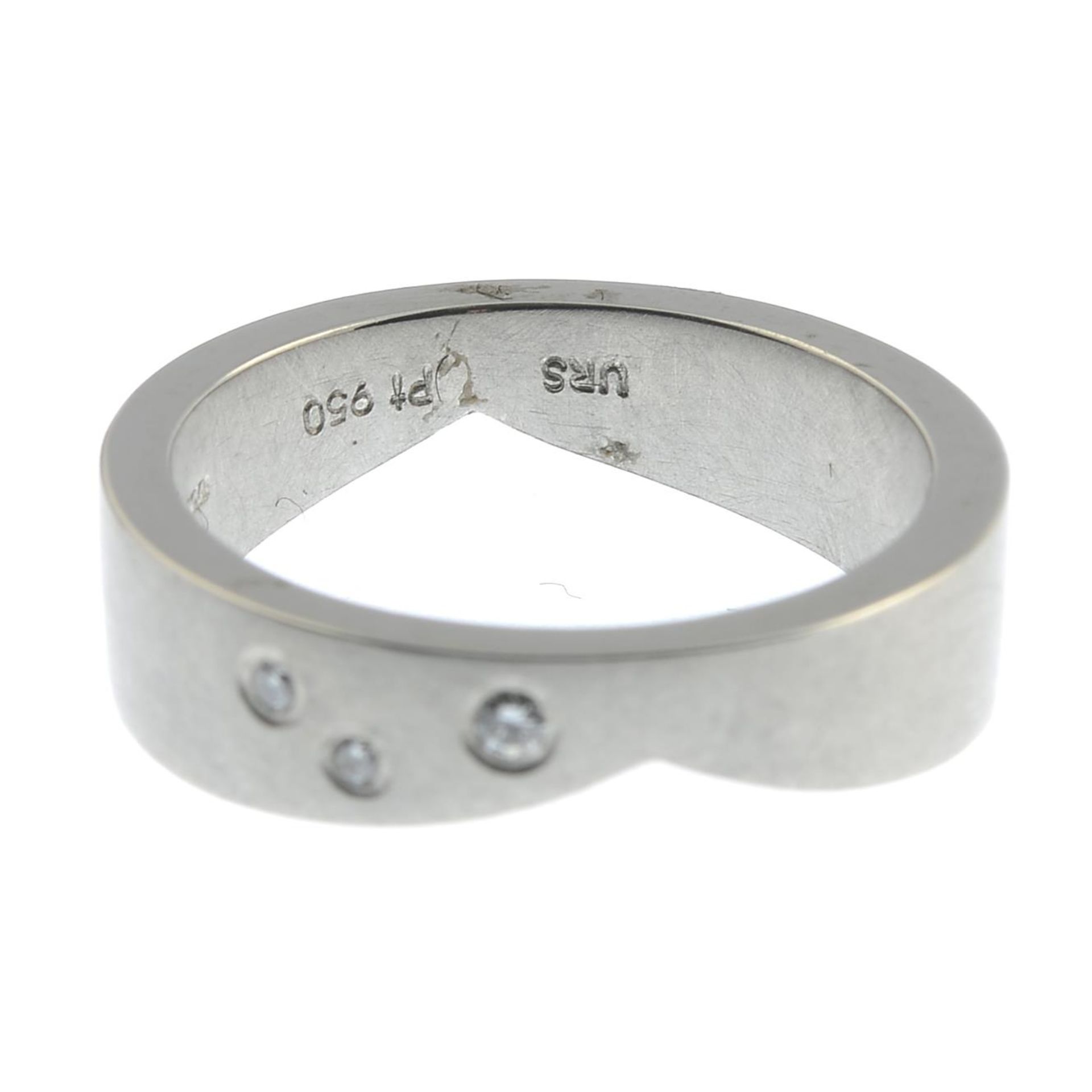 A platinum shaped band ring, - Bild 3 aus 3