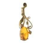 9ct gold amber brooch, import marks for London, 1998, length 3,8cms, total weight 3.1gms.