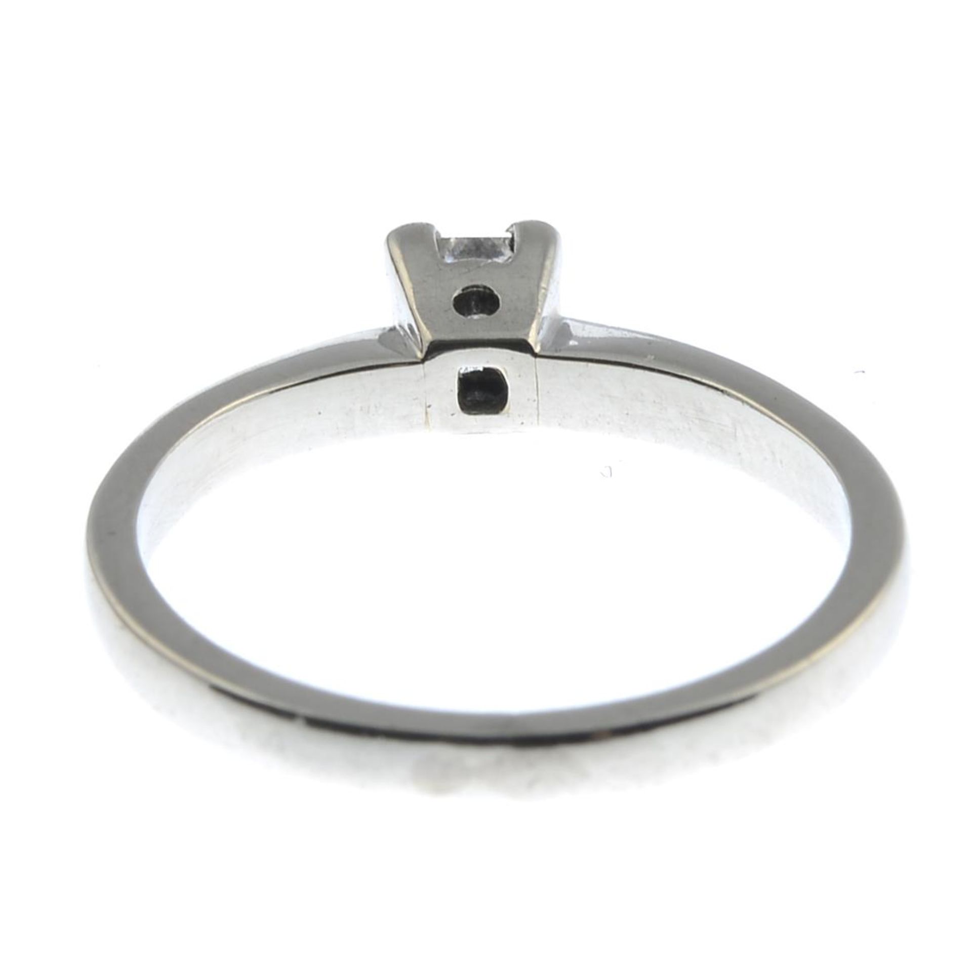A platinum diamond single-stone ring.Estimated diamond weight 0.20ct, H-I colour, P1 clarity. - Bild 2 aus 2