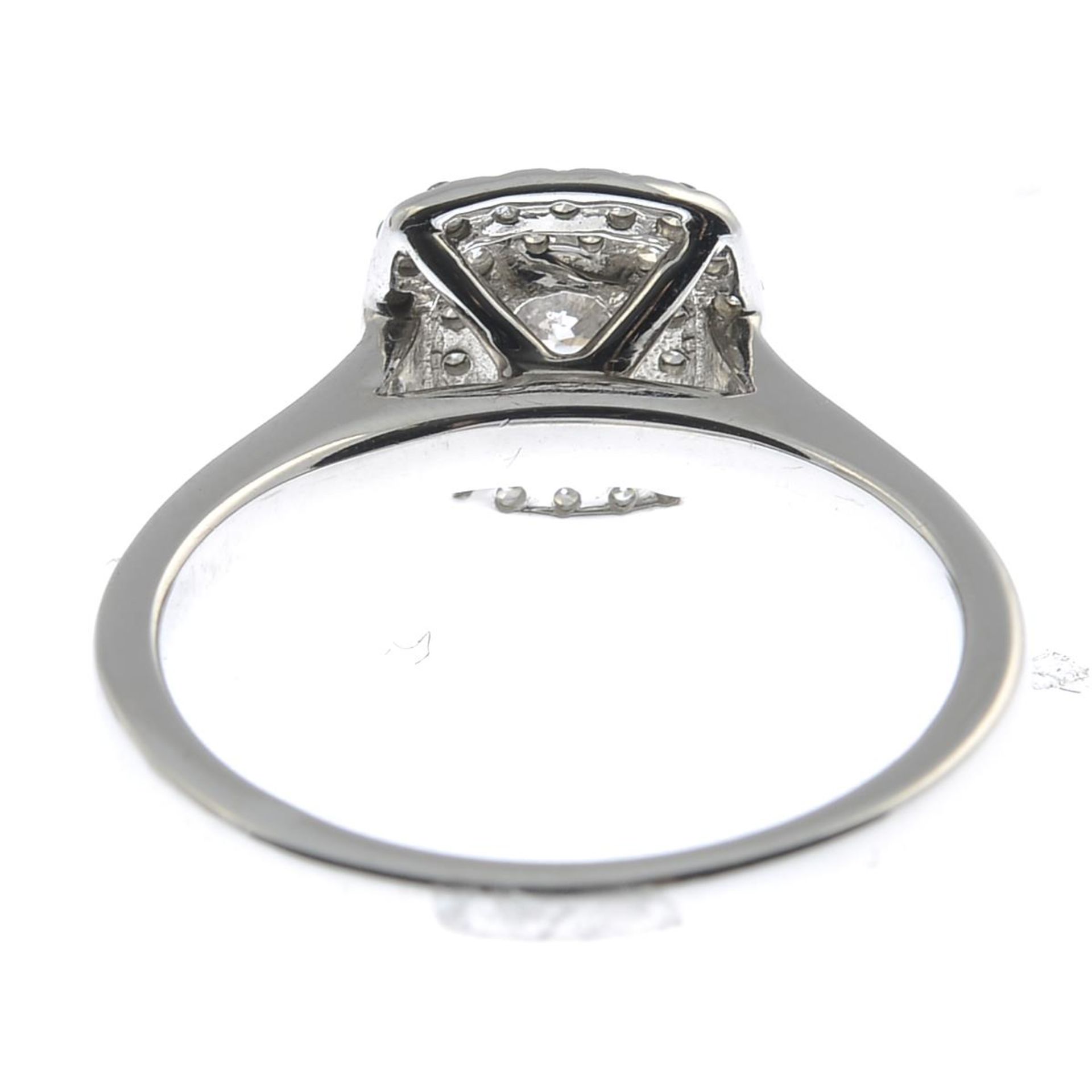 A 9ct gold brilliant-cut diamond cluster ring.Total diamond weight 0.50ct, - Bild 2 aus 3