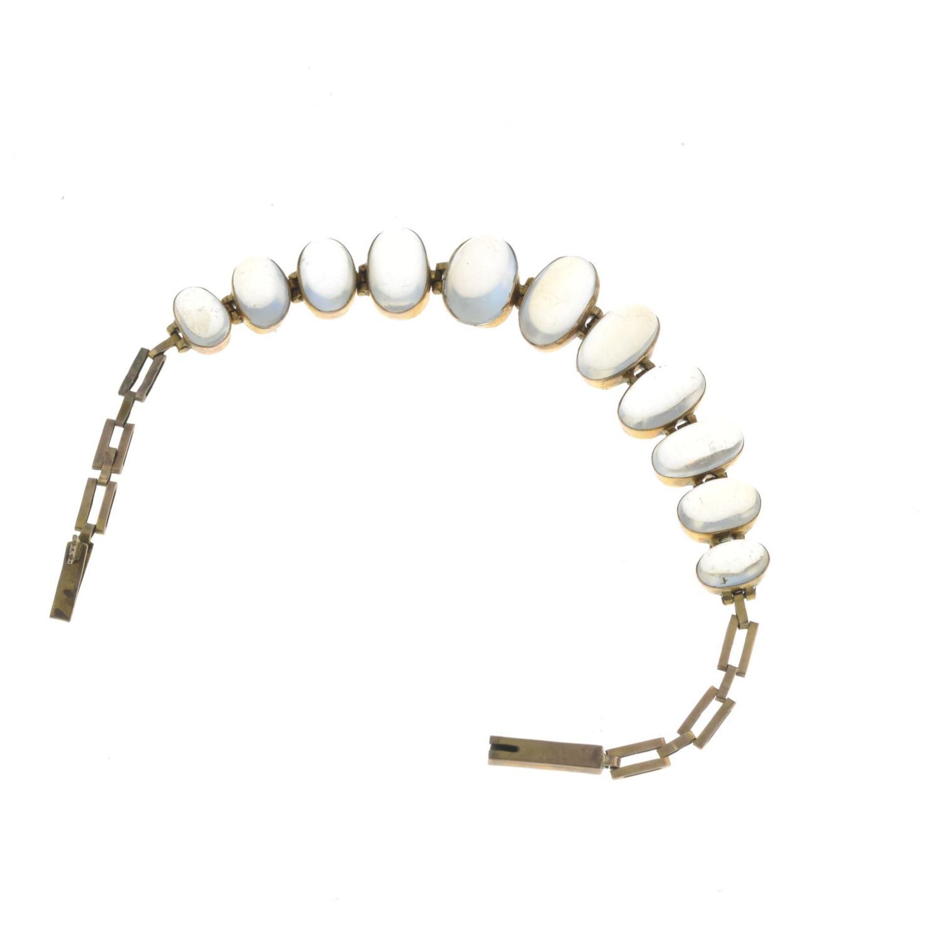 An early 20th century gold moonstone bracelet.Length 16.5cms. - Bild 2 aus 2