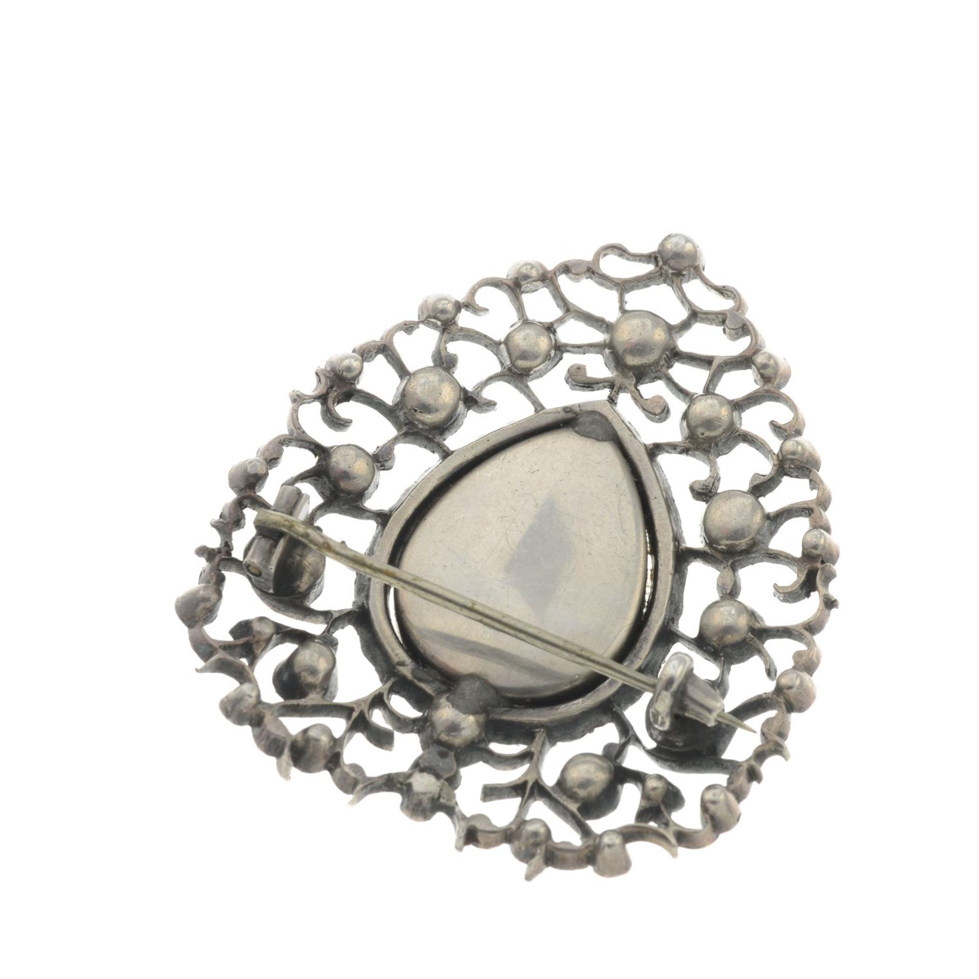 A late 19th century silver mabe pearl and paste brooch.Length 5cms. - Bild 2 aus 2