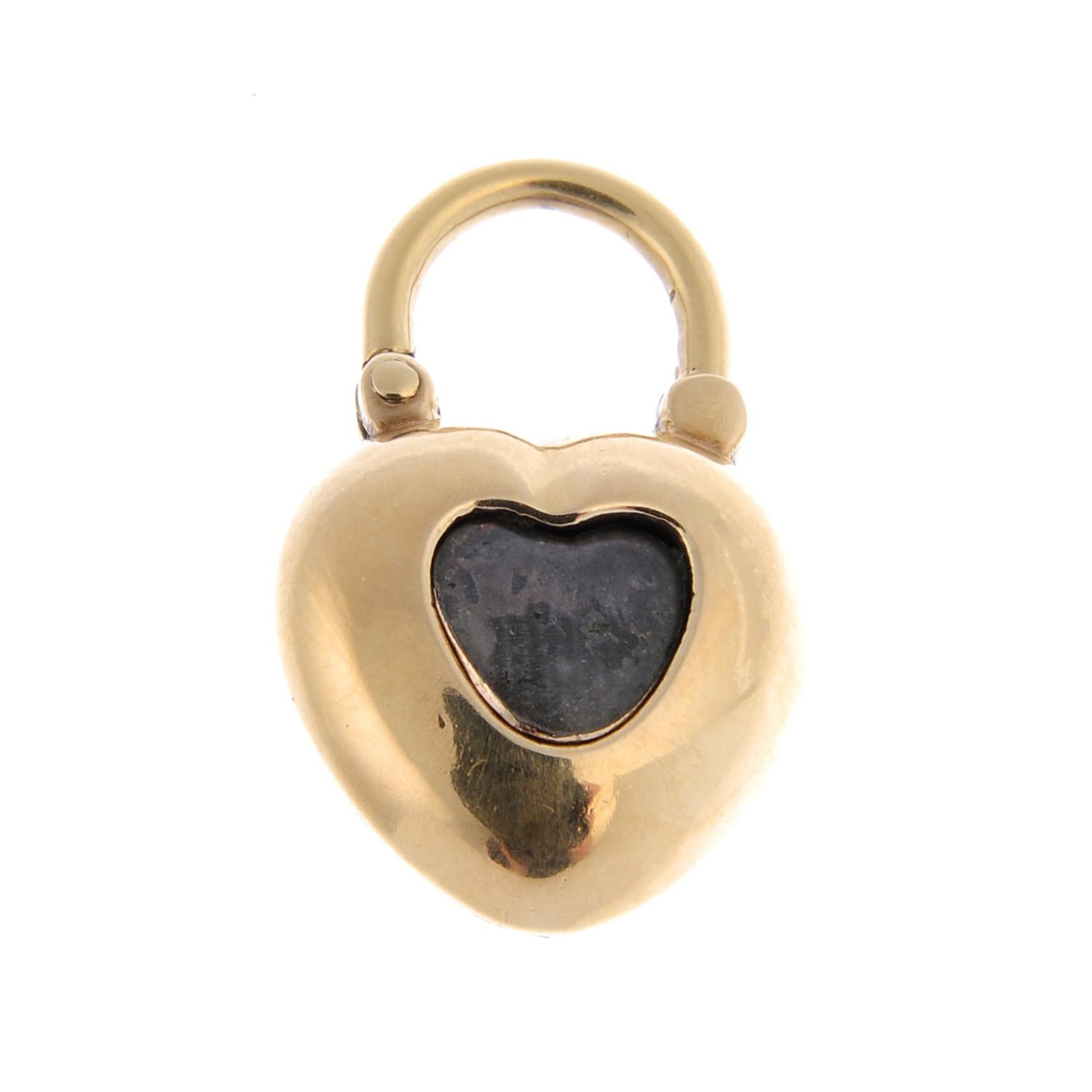 A mid Victorian gold and enamel heart-shape lock pendant, with old-cut diamond floral highlight. - Bild 2 aus 2