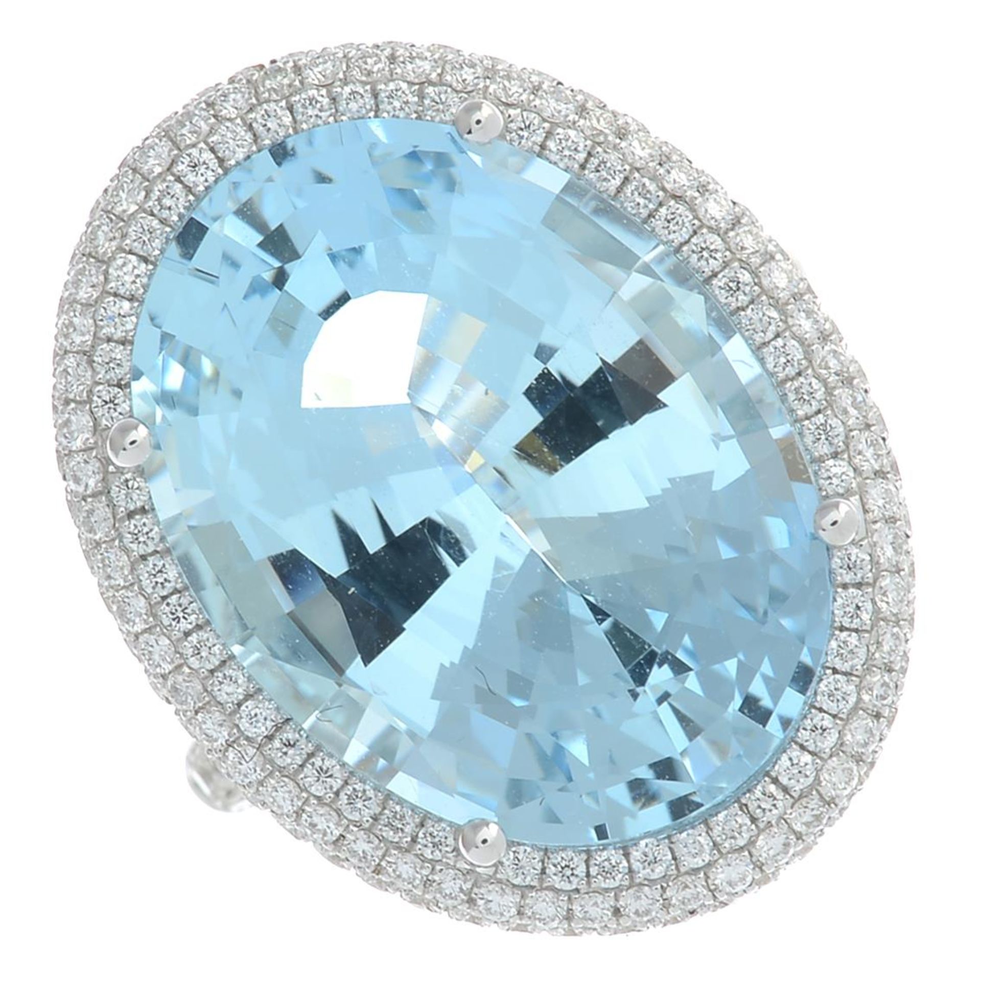 An 18ct gold aquamarine and diamond cluster ring. - Bild 5 aus 6