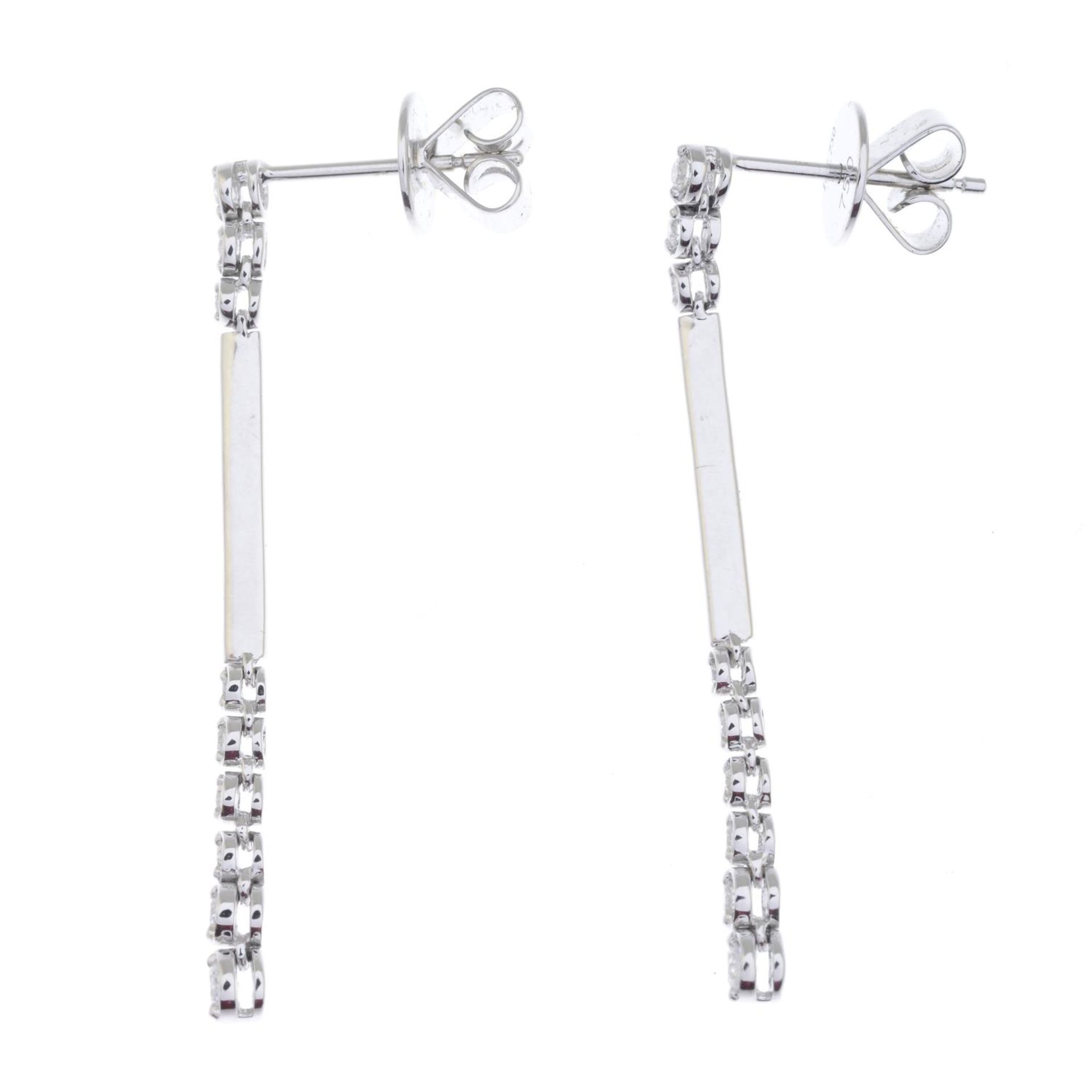 A pair of brilliant-cut diamond drop earrings.Total diamond weight 0.25cts, - Bild 2 aus 3