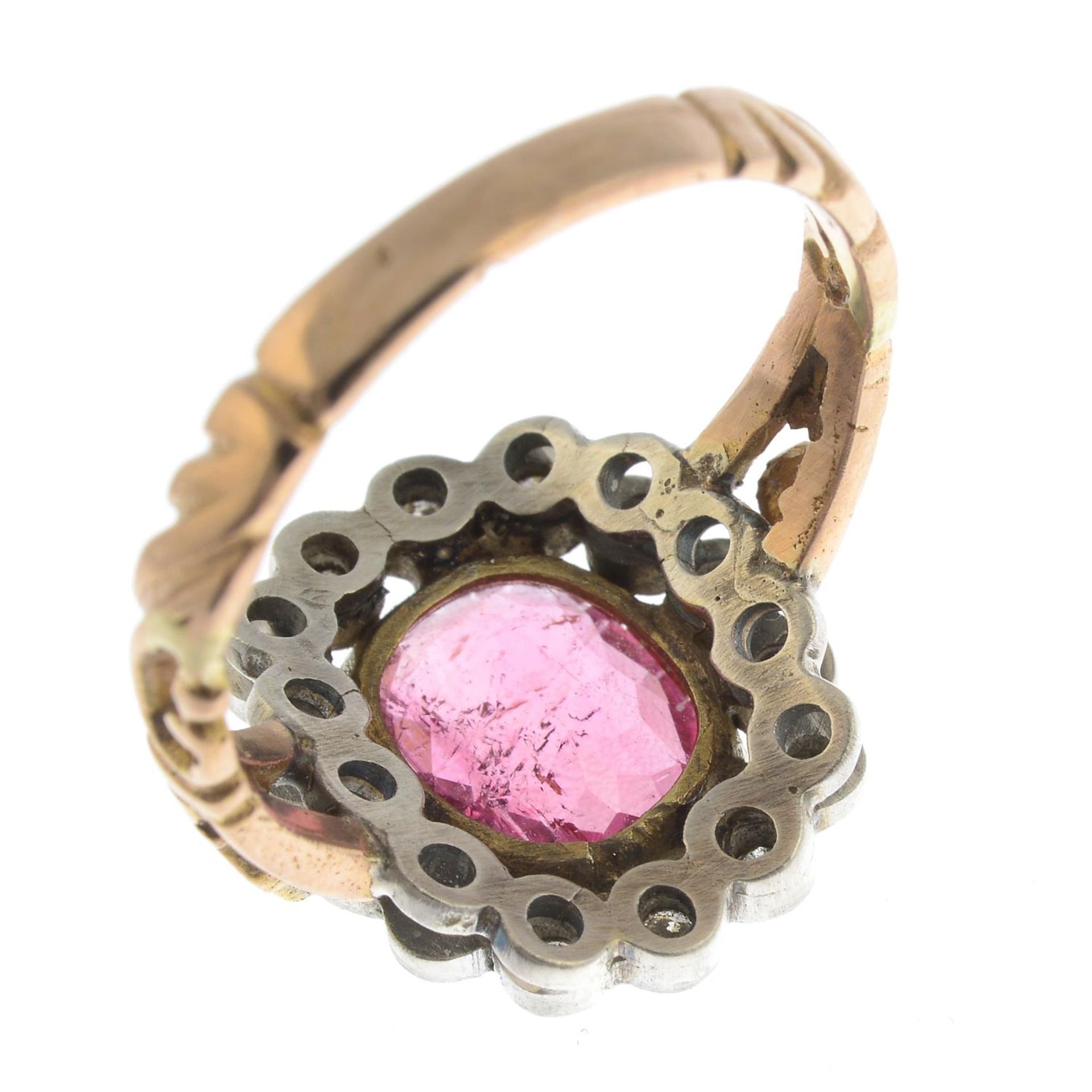 A pink tourmaline and brilliant-cut diamond cluster ring.Tourmaline calculated weight 2.26cts, - Bild 2 aus 5